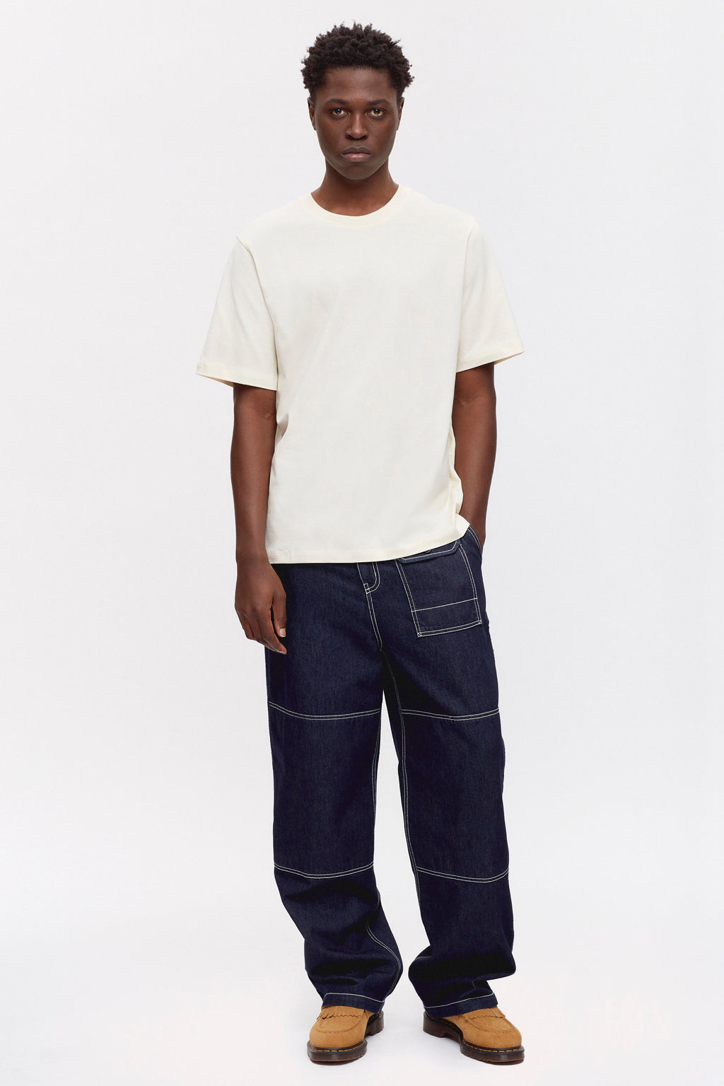 Jonathan is 6ft 2in, a regular size M and wearing a M.