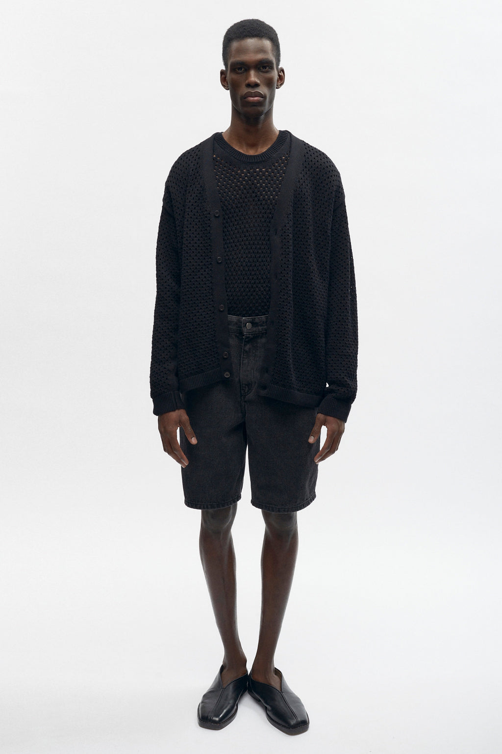 Abraham is 6ft is a regular M and is wearing an L.