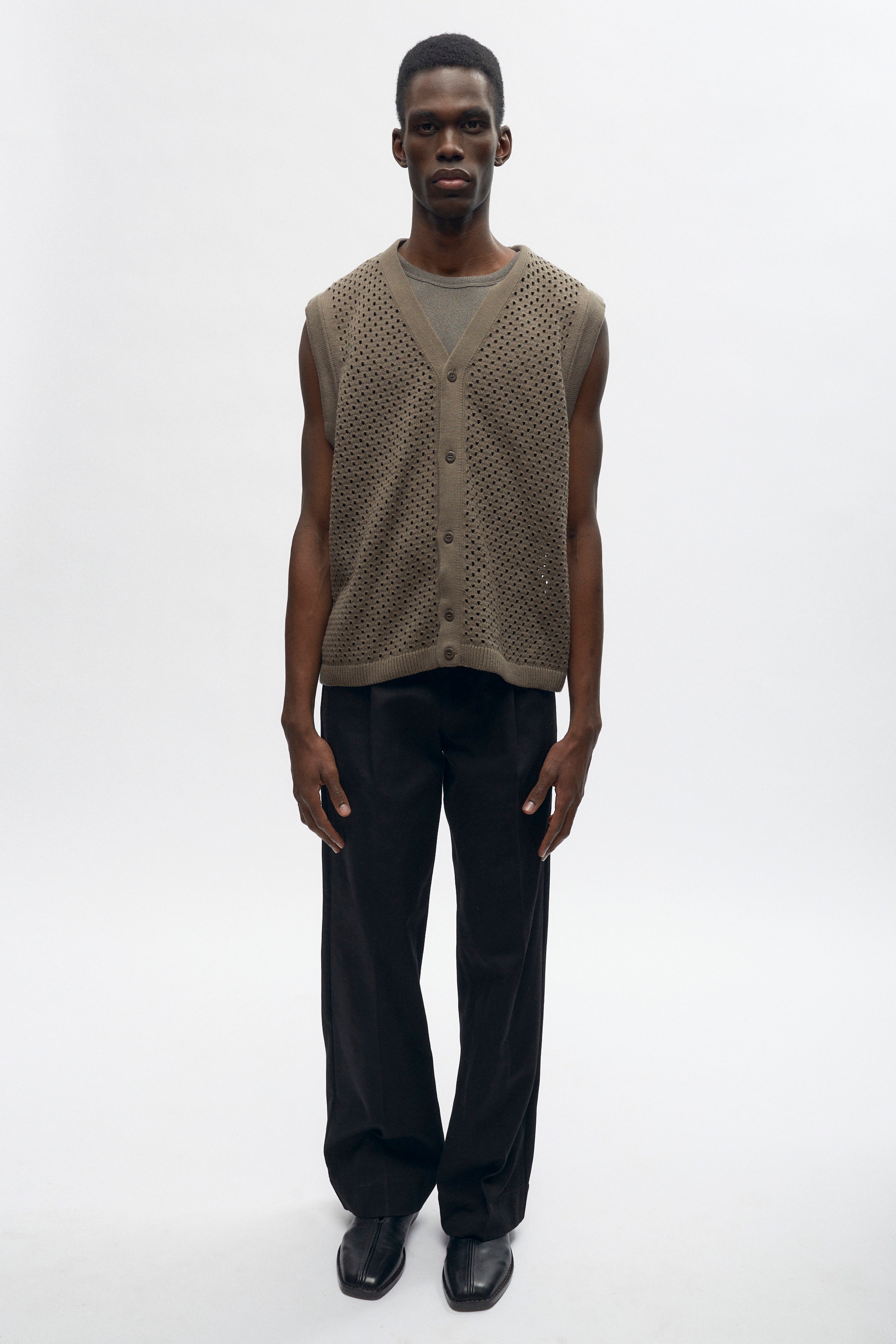 Abraham is 6ft is a regular M and is wearing an L.