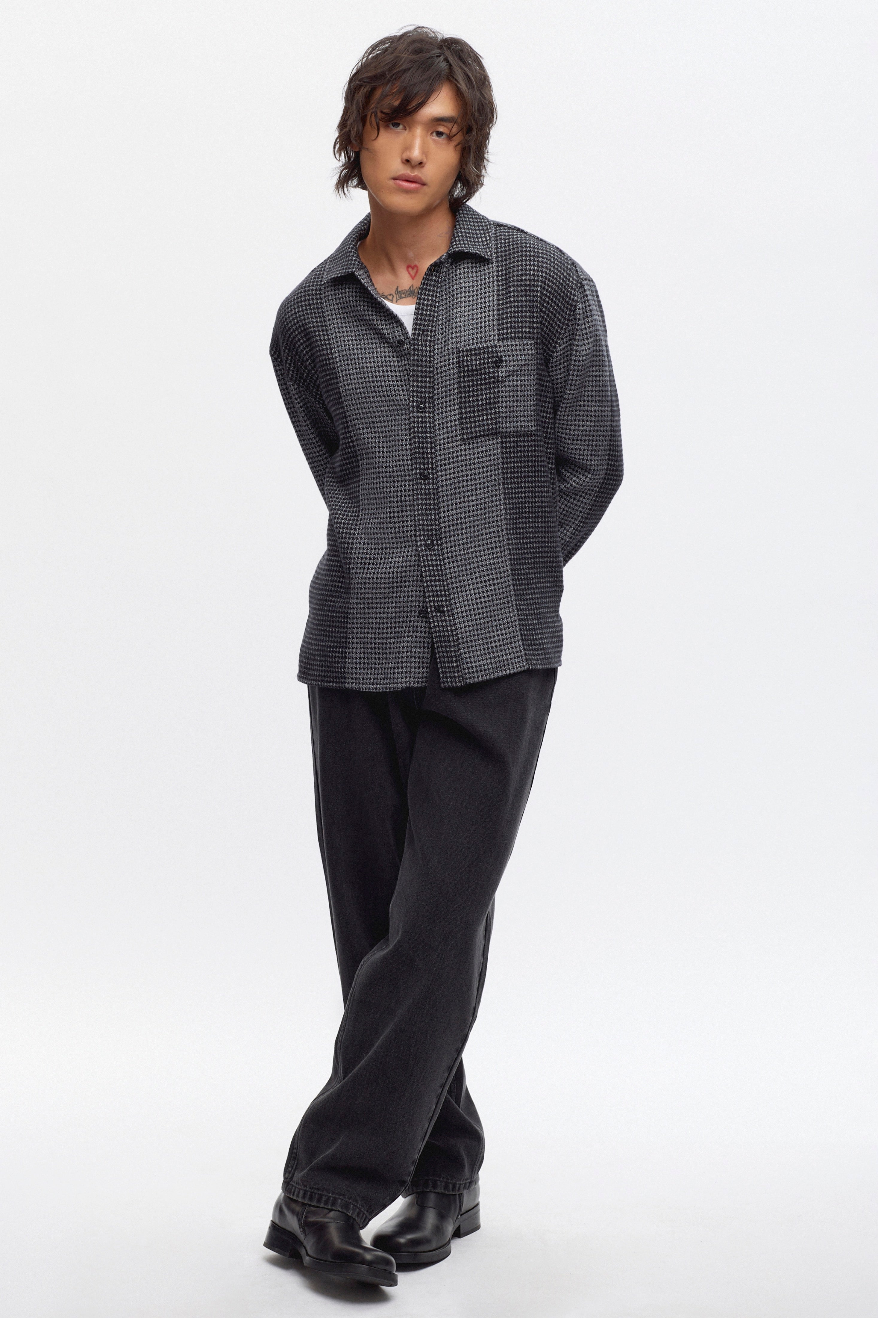 Tashi is 6'0 is a regular M, and is wearing a M.