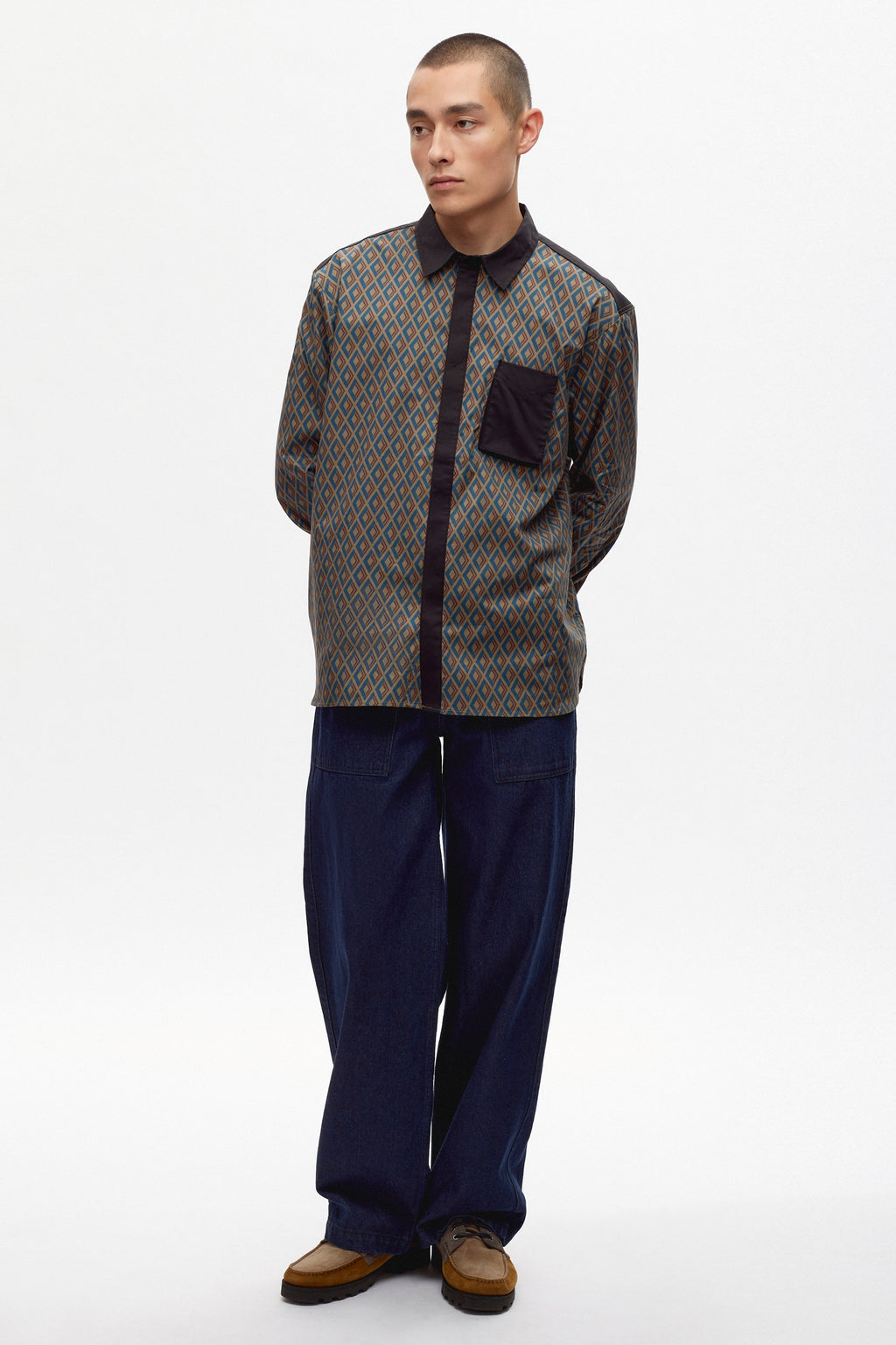 Raphael is 6'0, is a regular M and is wearing a M.