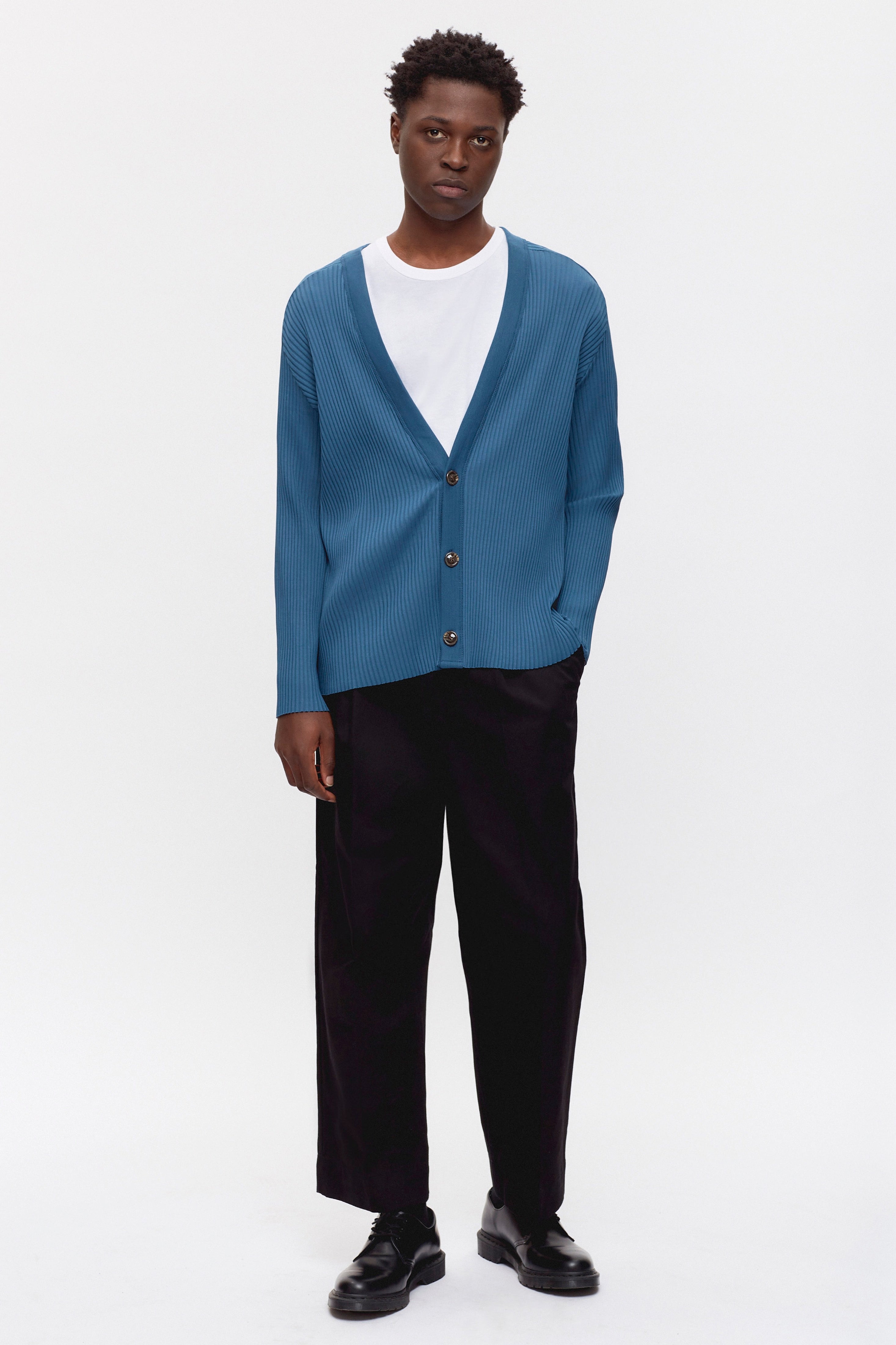 Jonathan is 6ft 2in, a regular size M and wearing a M.