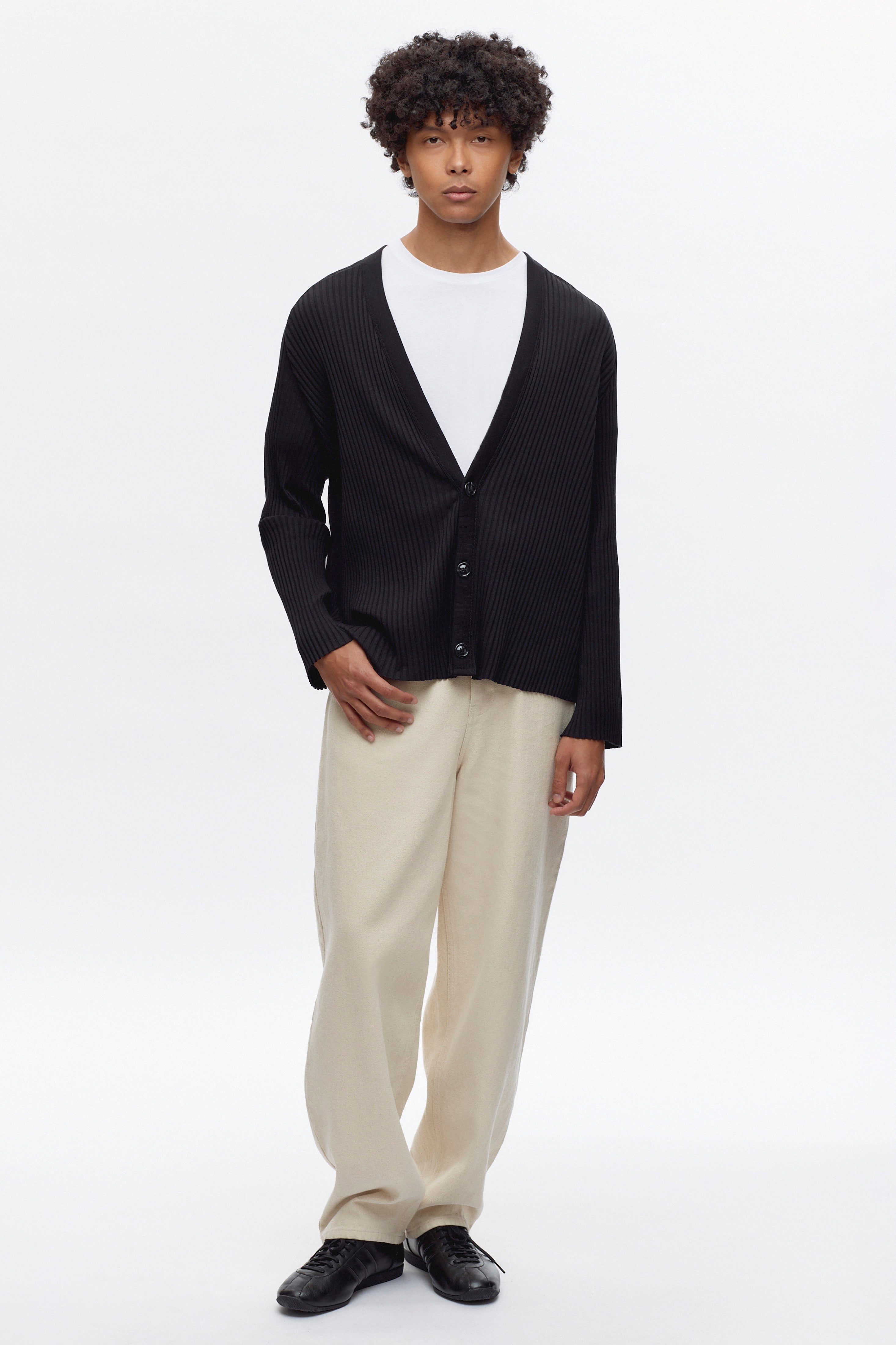 Cameron is 6 ft 0in, a regular size M, and wearing size M.