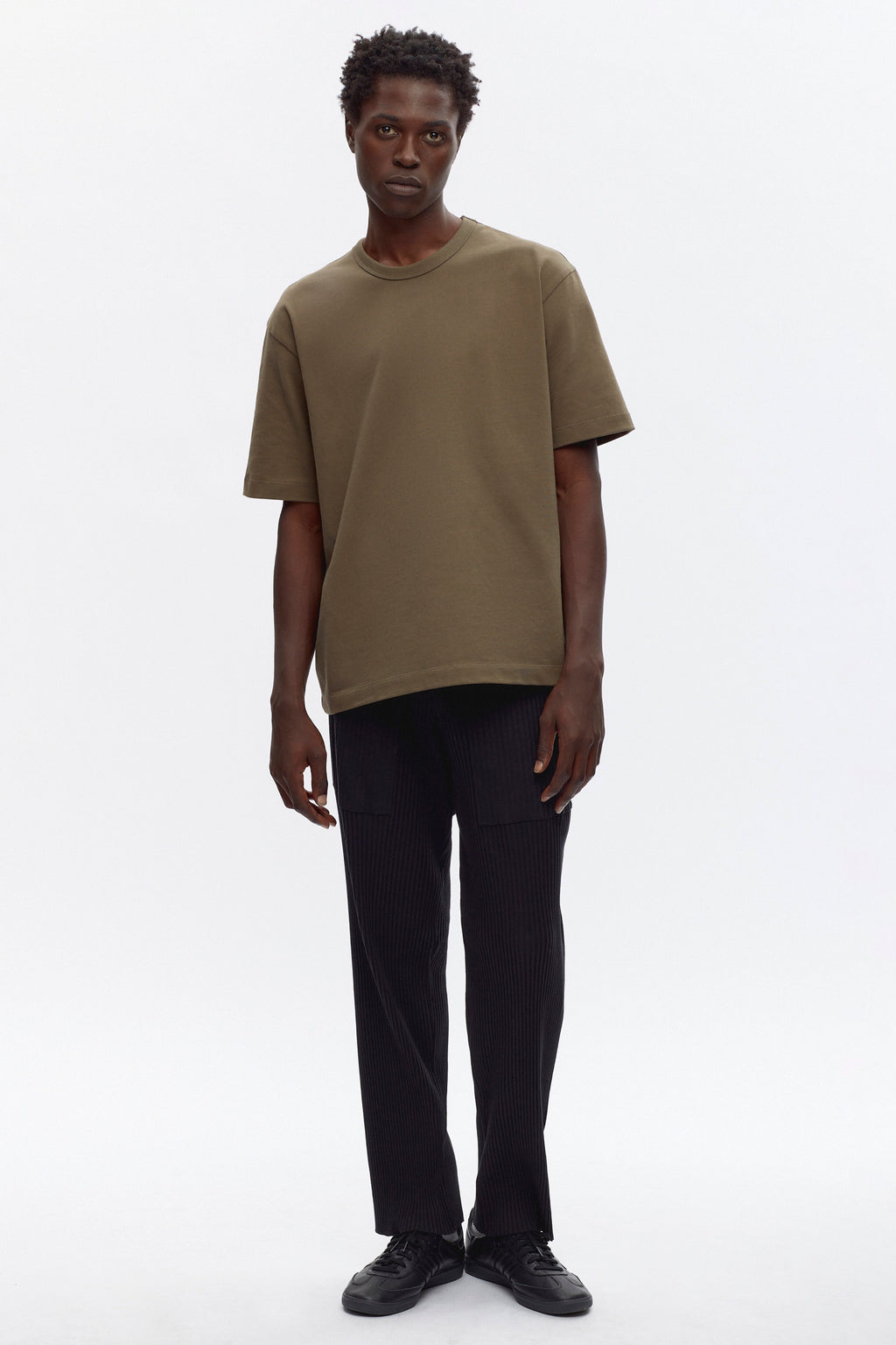 Jonathan is 6’2, a regular L and is wearing a L.