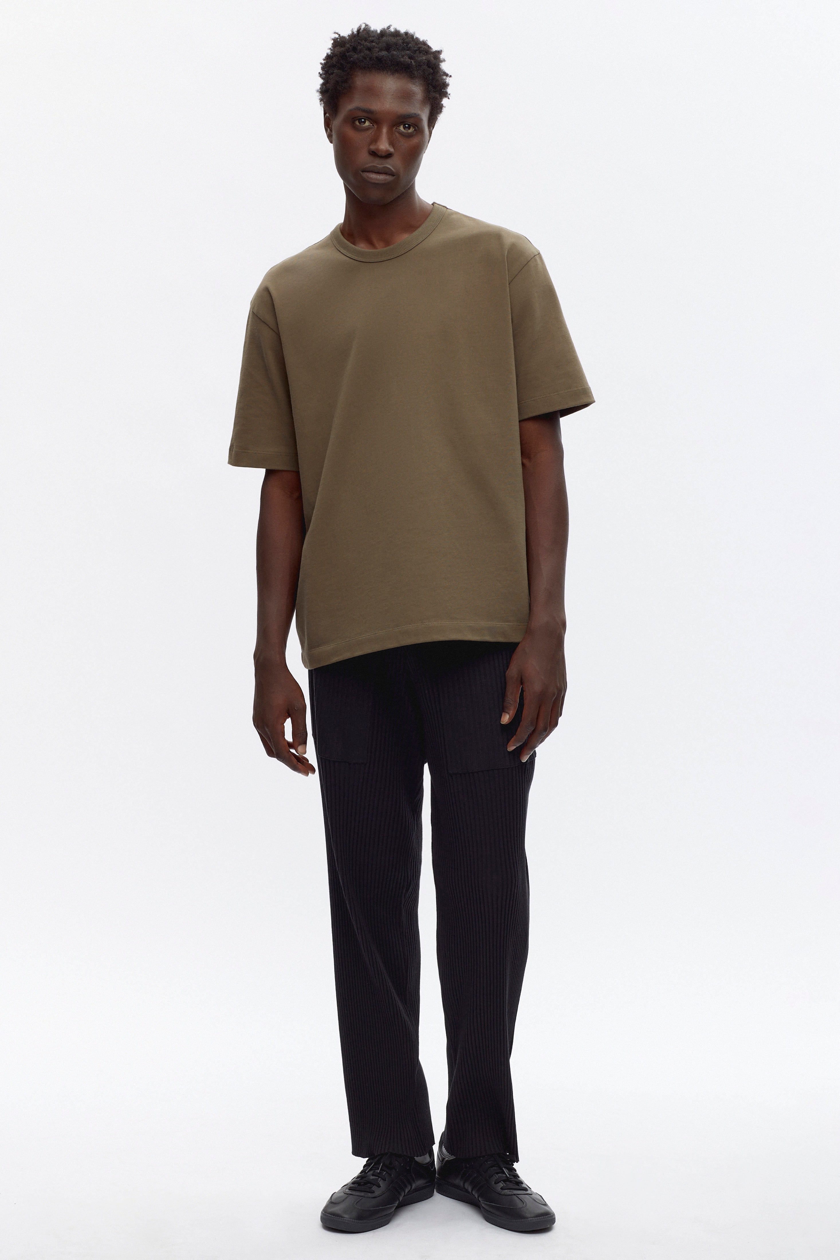 Jonathan is 6’2, a regular L and is wearing a L.