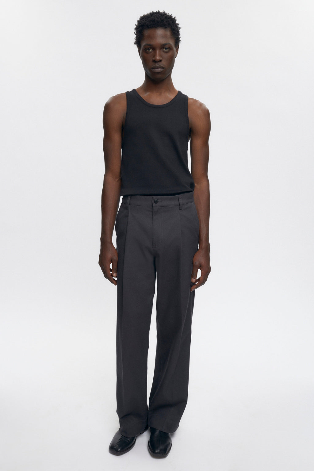 Jonathan is 6’2, a regular 32 and is wearing a 32.