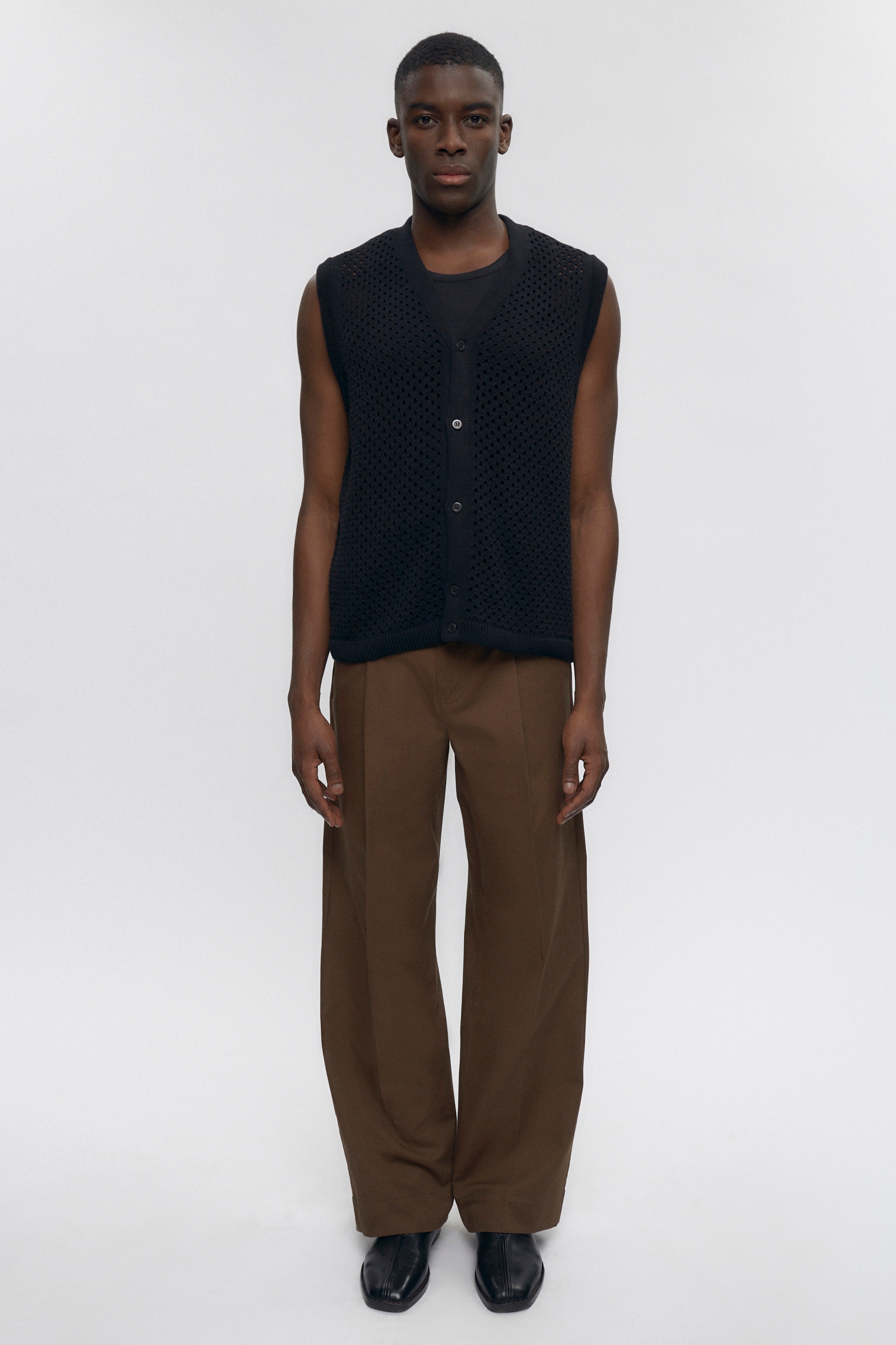 Karl is 6'2" is a regular 32 and is wearing a 32.