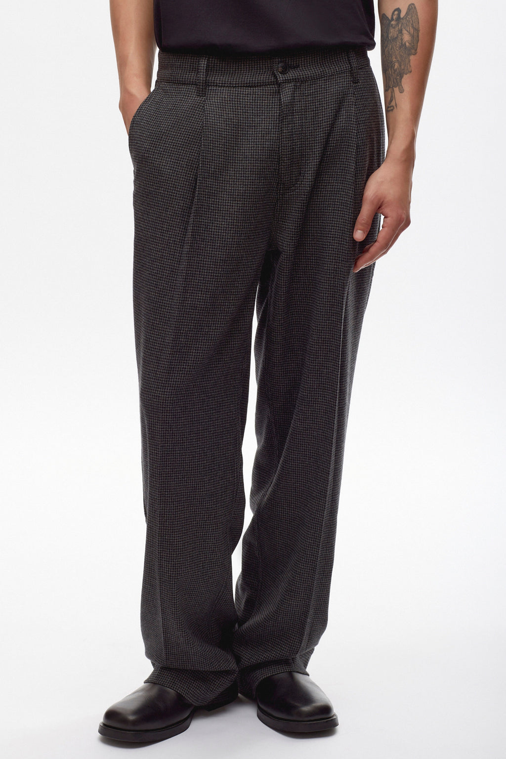Men's Nilus Wool Trouser in Charcoal Houndstooth