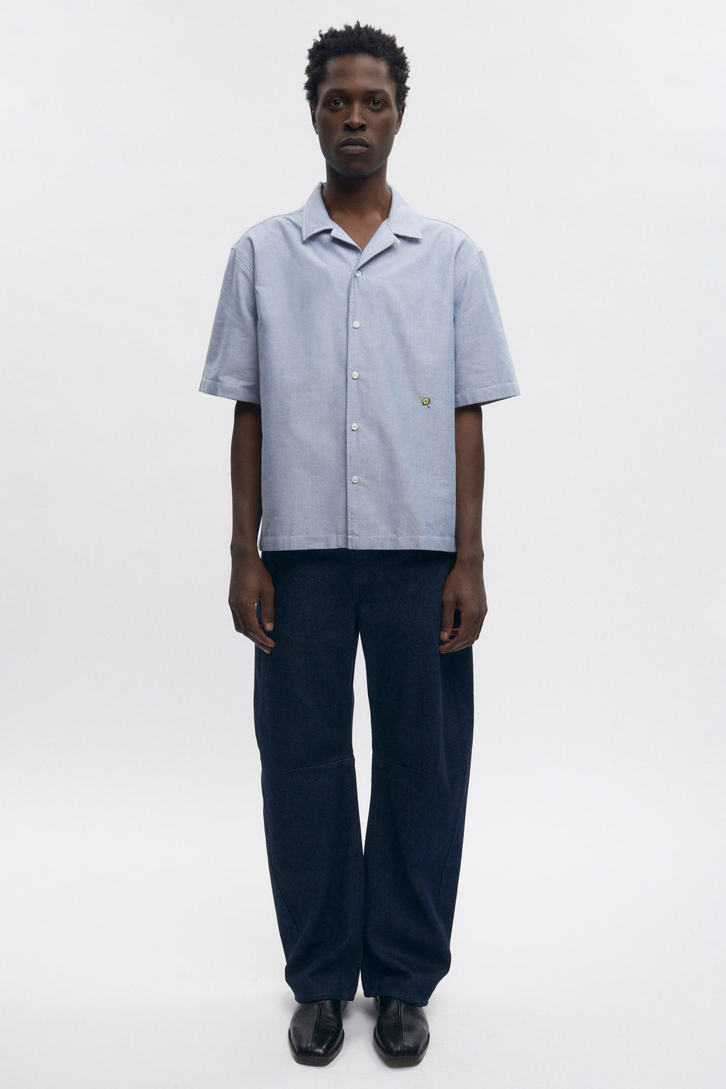 Jonathan is 6’2, a regular L and is wearing a L.