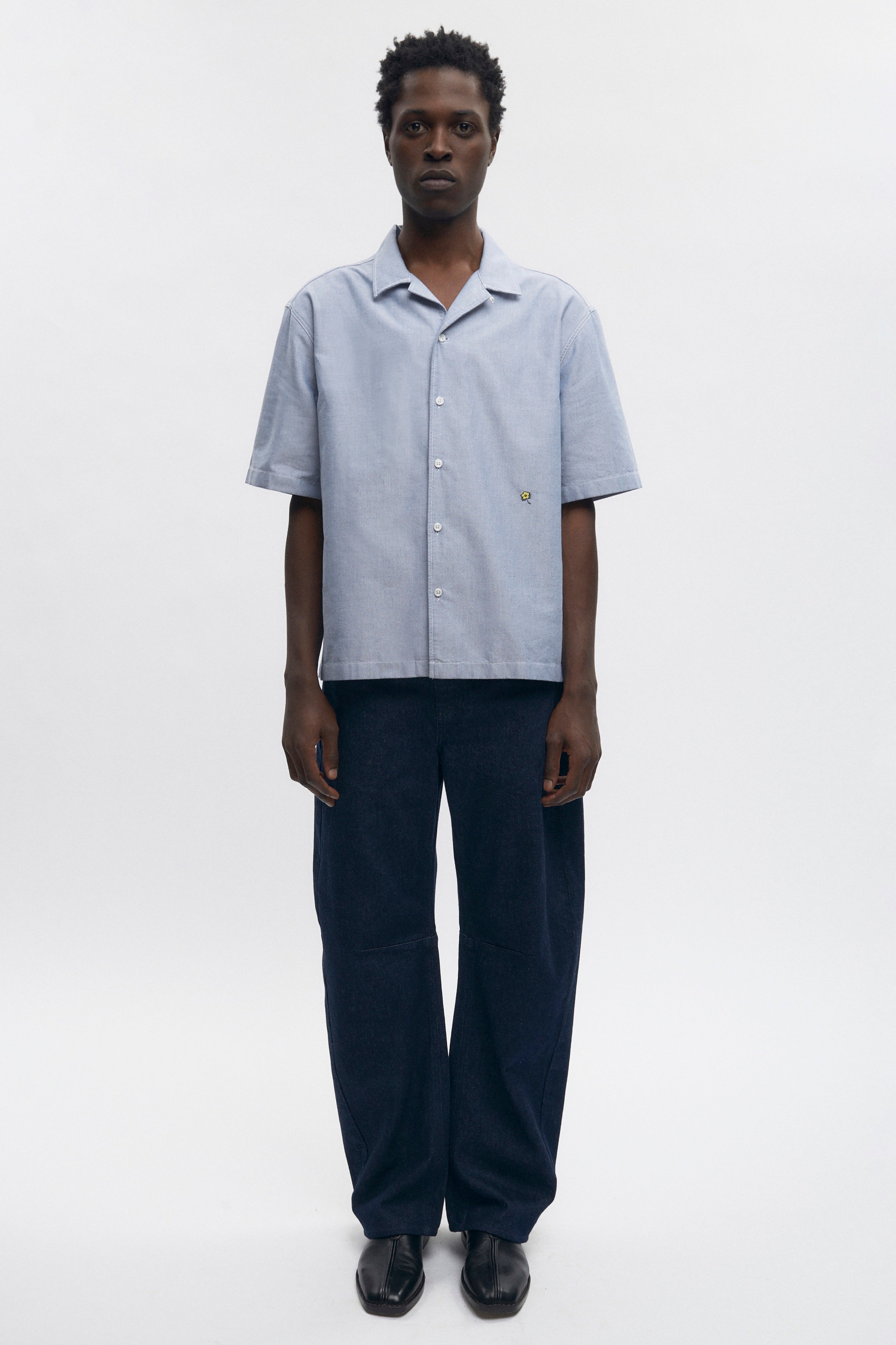 Jonathan is 6’2, a regular L and is wearing a L.