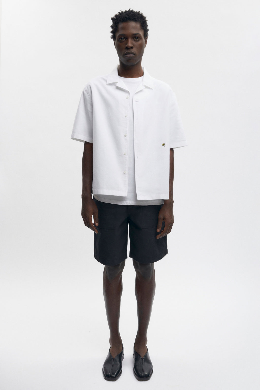 Jonathan is 6’2, a regular L and is wearing a L.