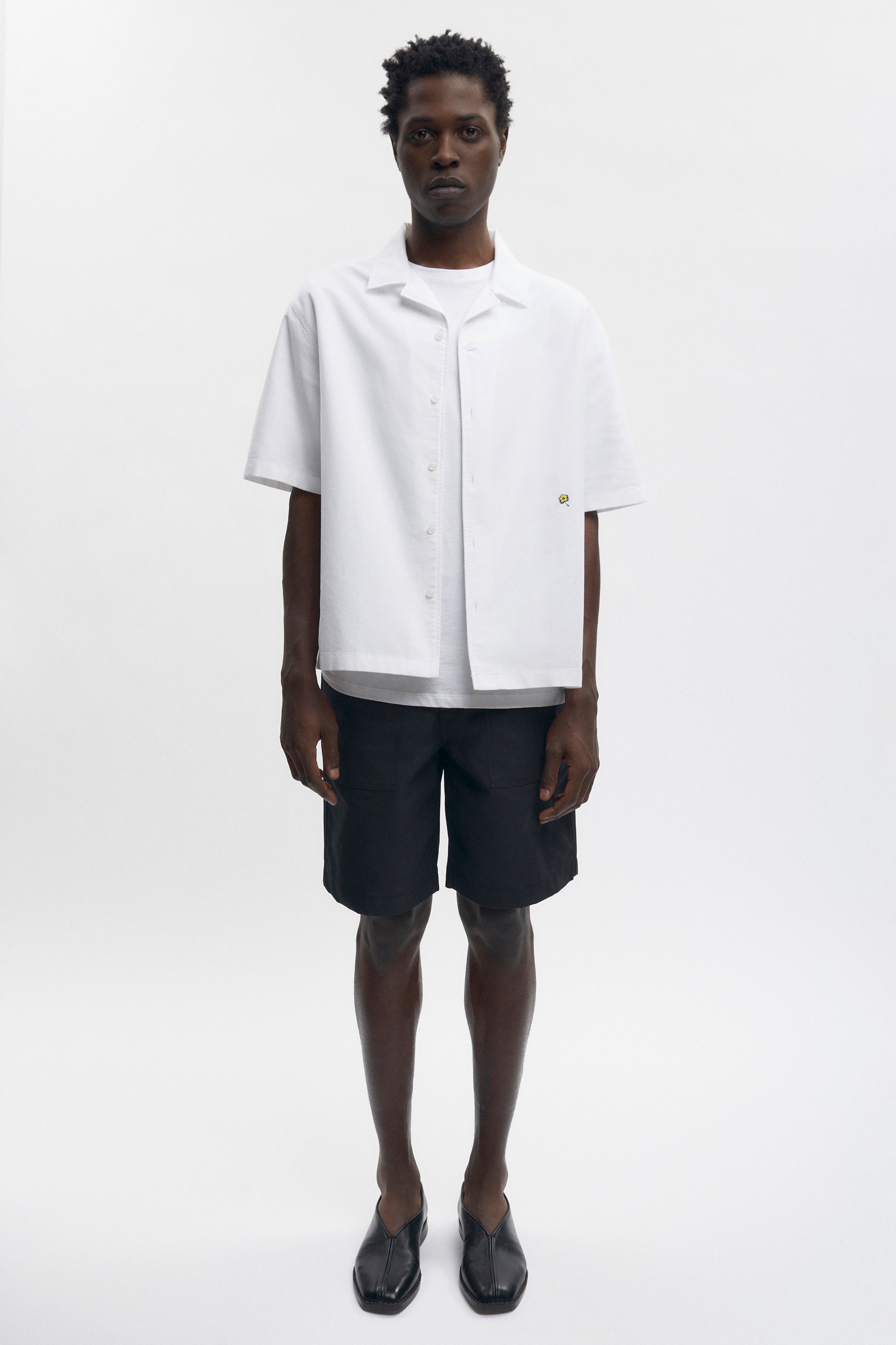 Jonathan is 6’2, a regular L and is wearing a L.