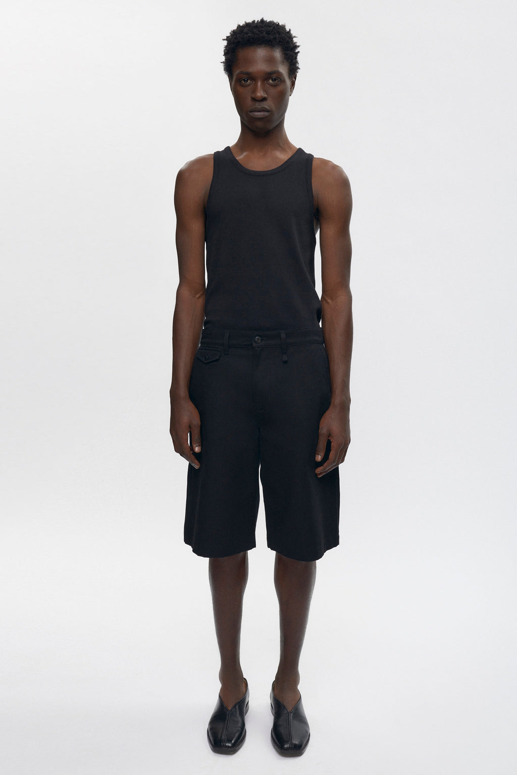 Jonathan is 6’2, a regular L and is wearing a L.