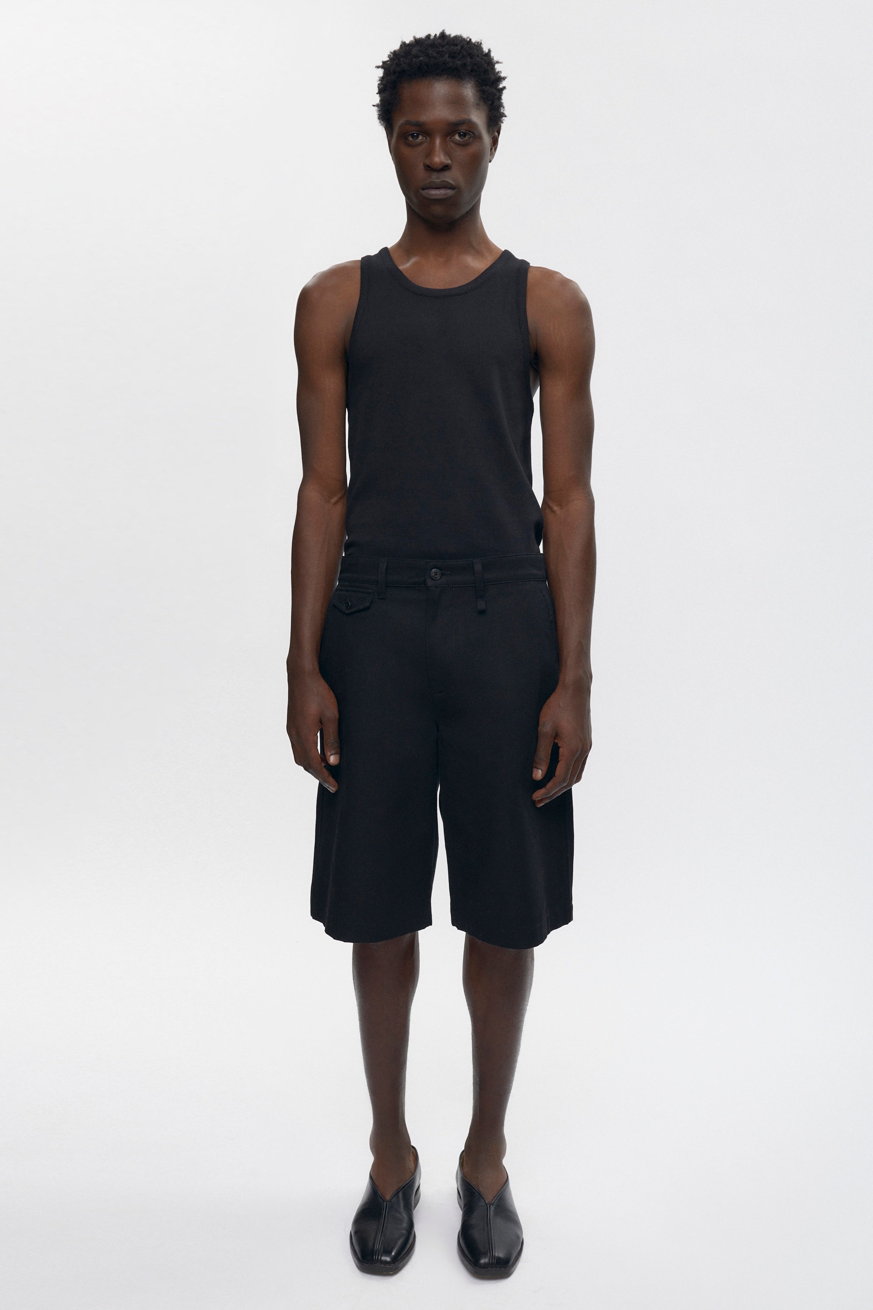 Jonathan is 6’2, a regular L and is wearing a L.