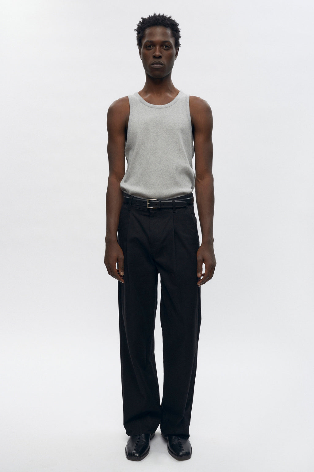 Jonathan is 6’2, a regular L and is wearing a L.