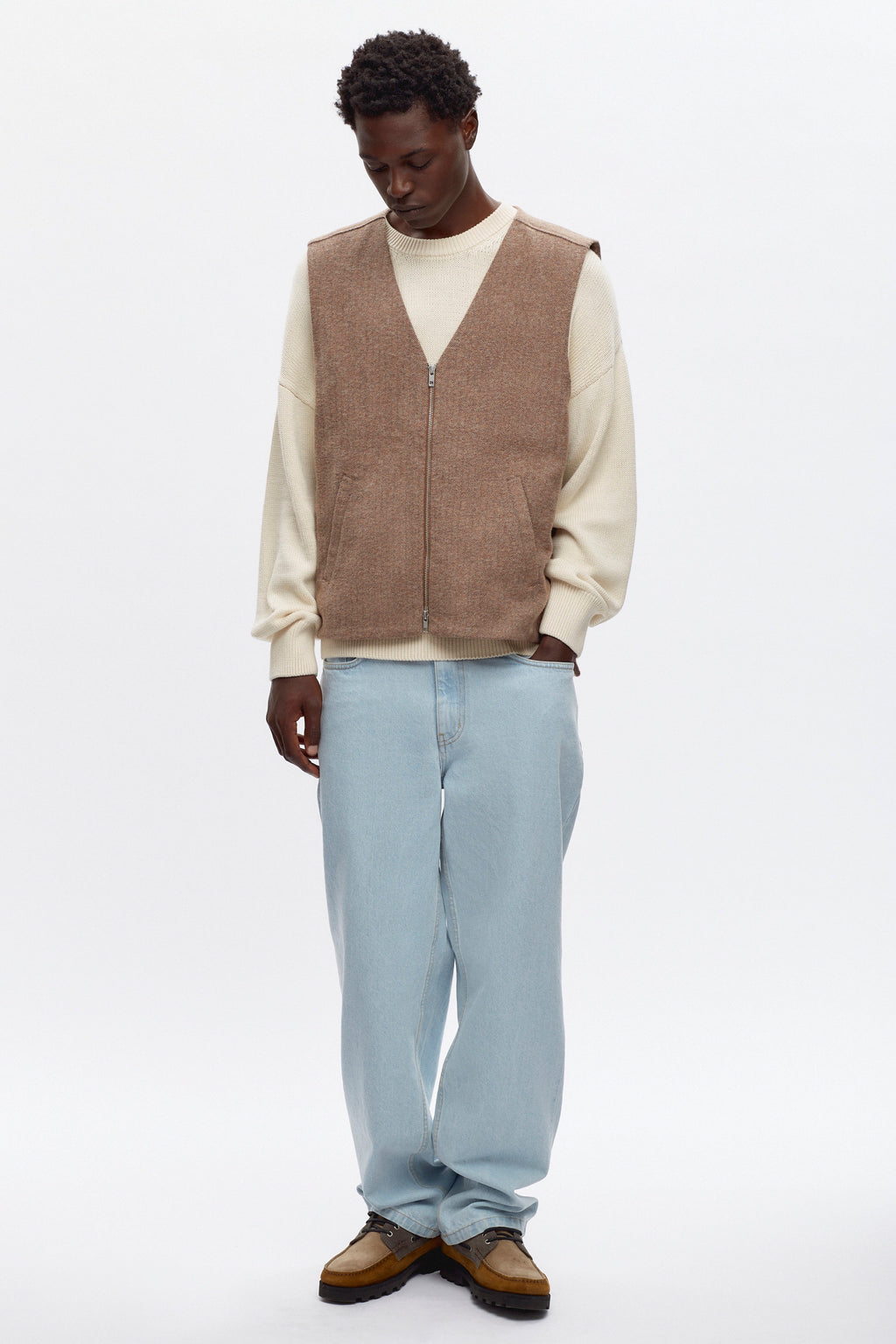 Jonathan is 6'2 is a regular L, and is wearing a L.