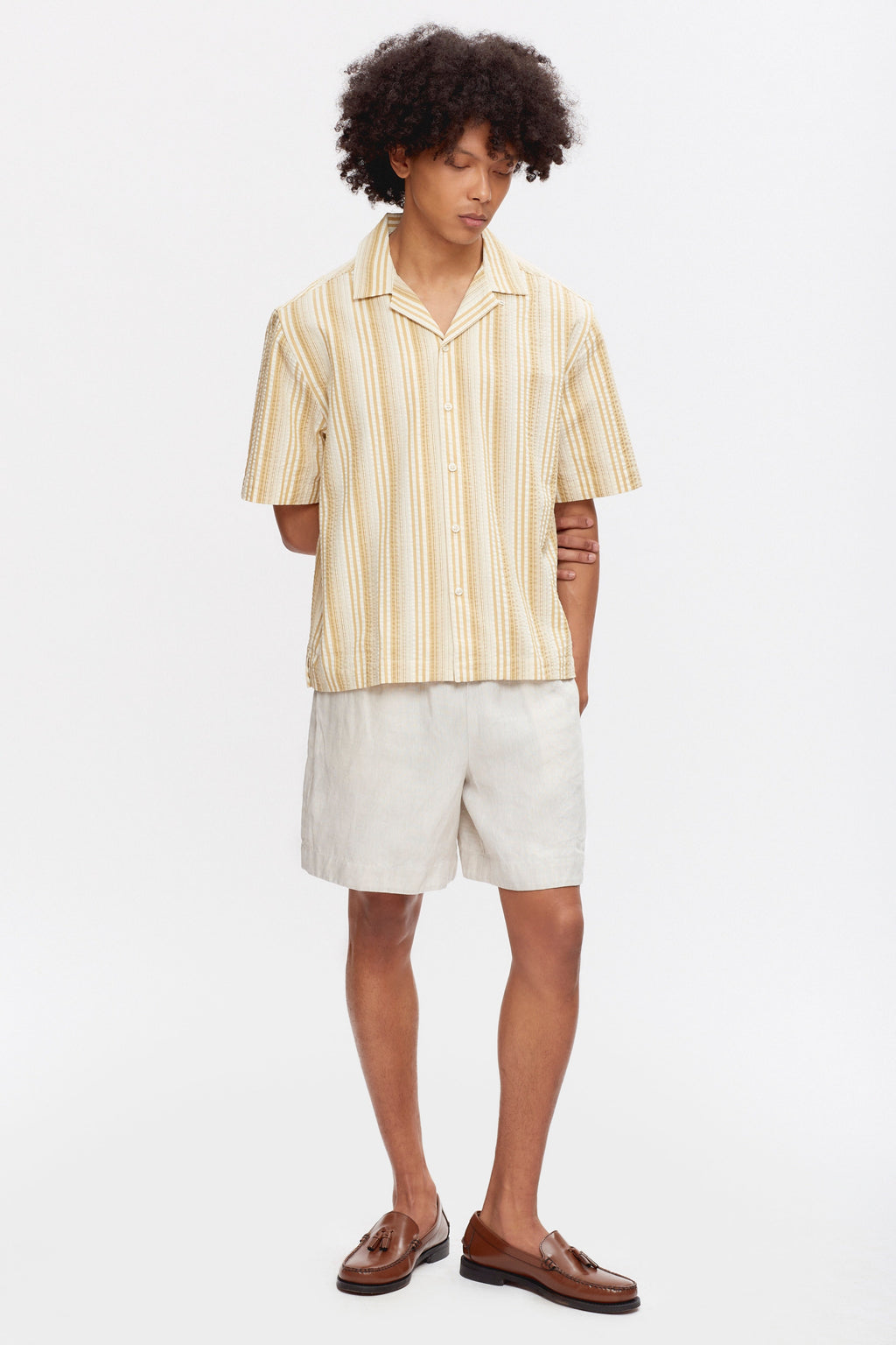 Cameron is 6 ft 0in, a regular size M, and wearing size M.