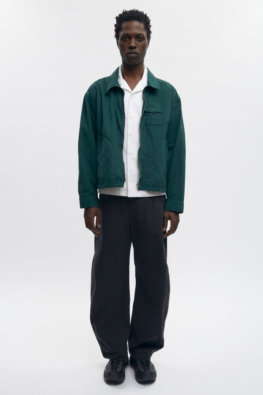 Jonathan is 6’2, a regular L and is wearing a L.