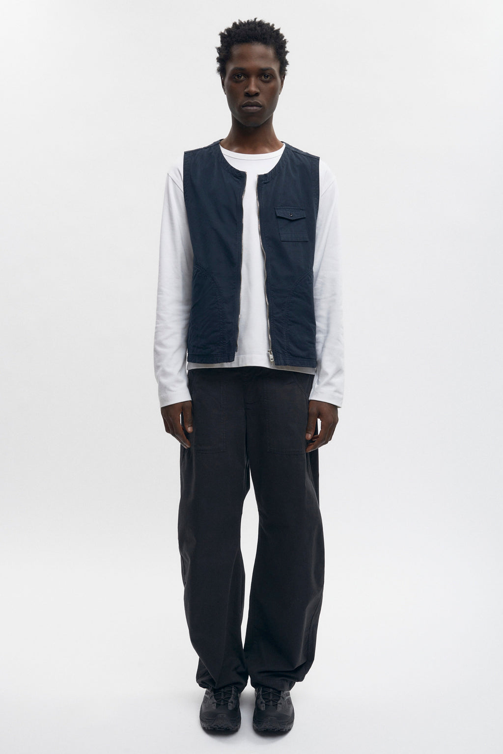 Jonathan is 6’2, a regular L and is wearing a L.