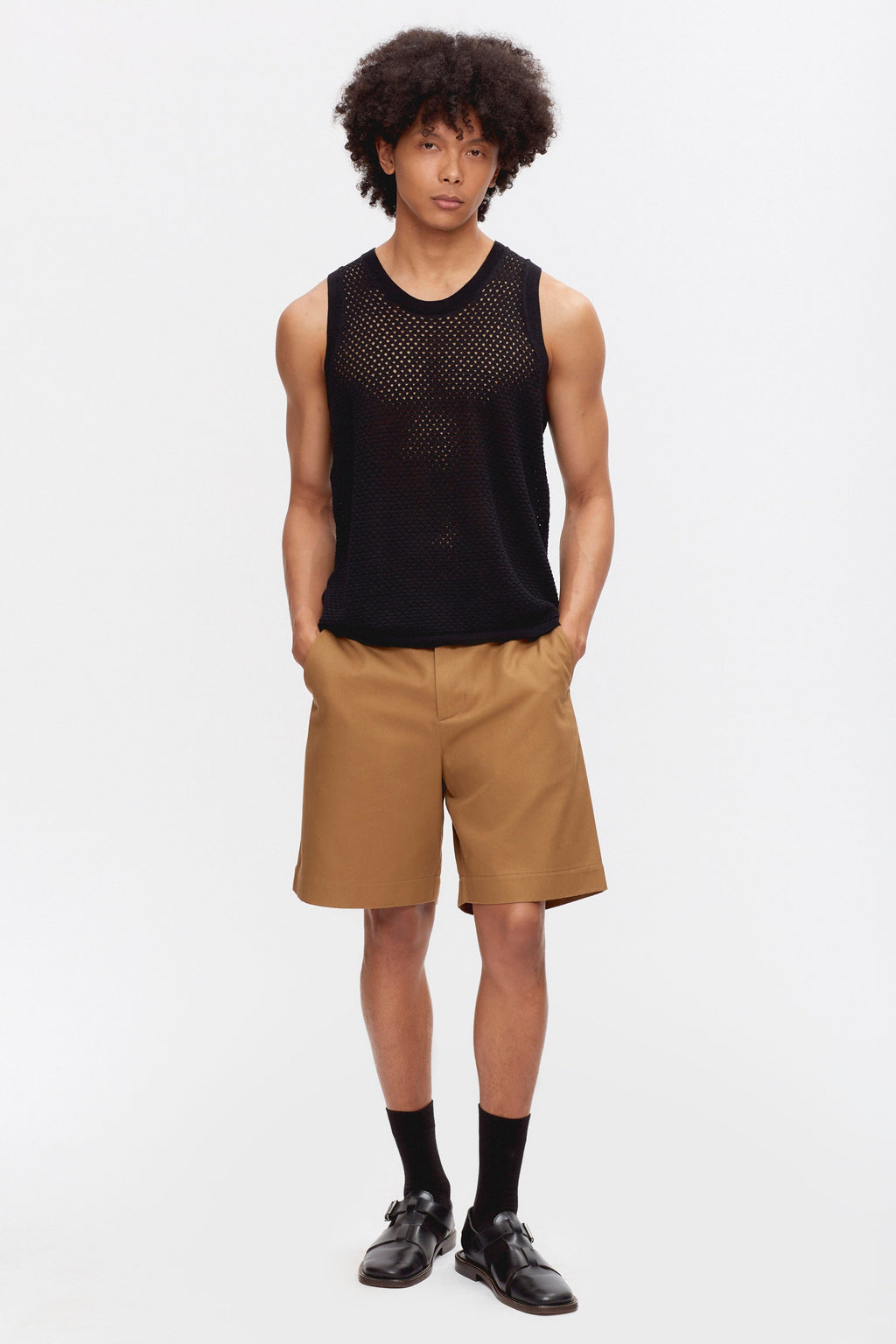 Cameron is 6 ft 0in, a regular size M, and wearing size M.