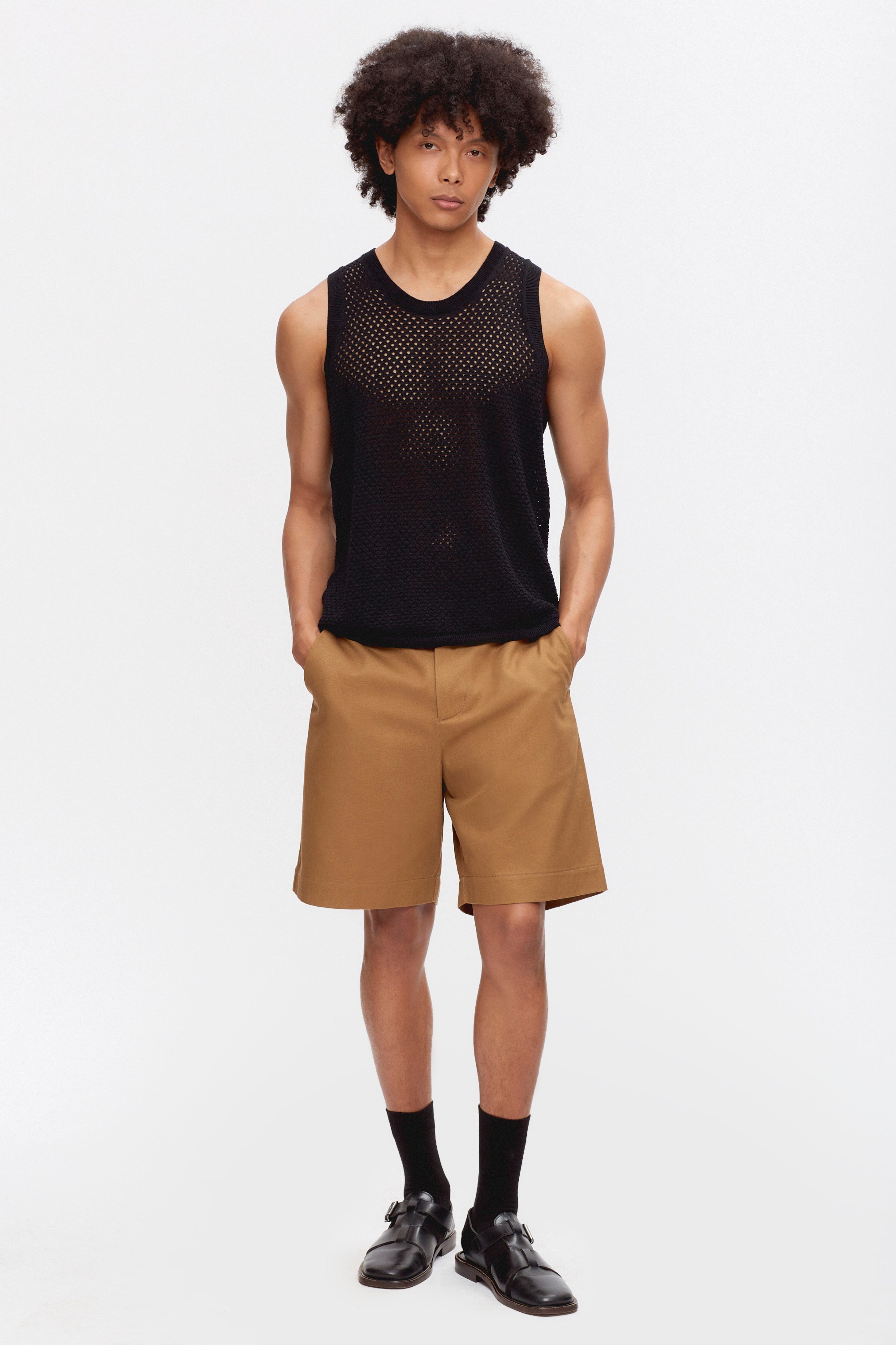 Cameron is 6 ft 0in, a regular size M, and wearing size M.