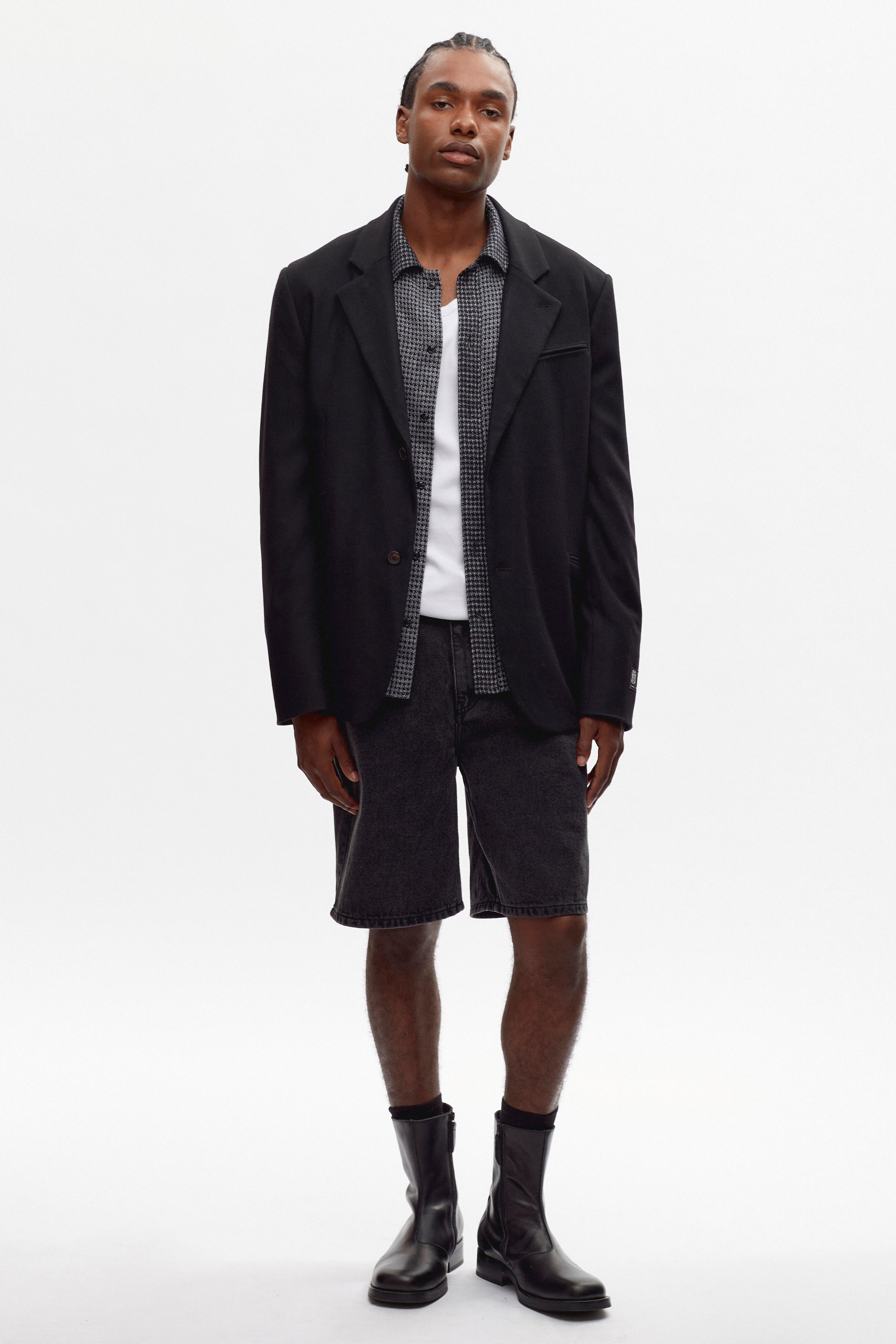 Justus is 6'1, is a regular M and is wearing a M.