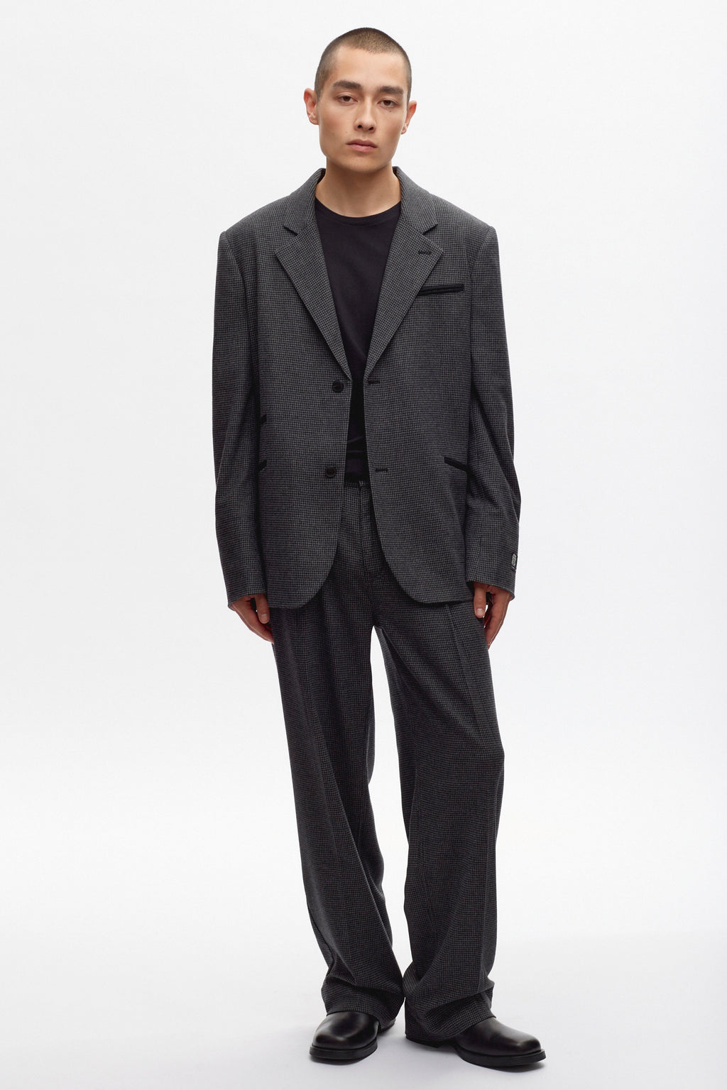 Raphael is 6'0, is a regular M and is wearing a M.