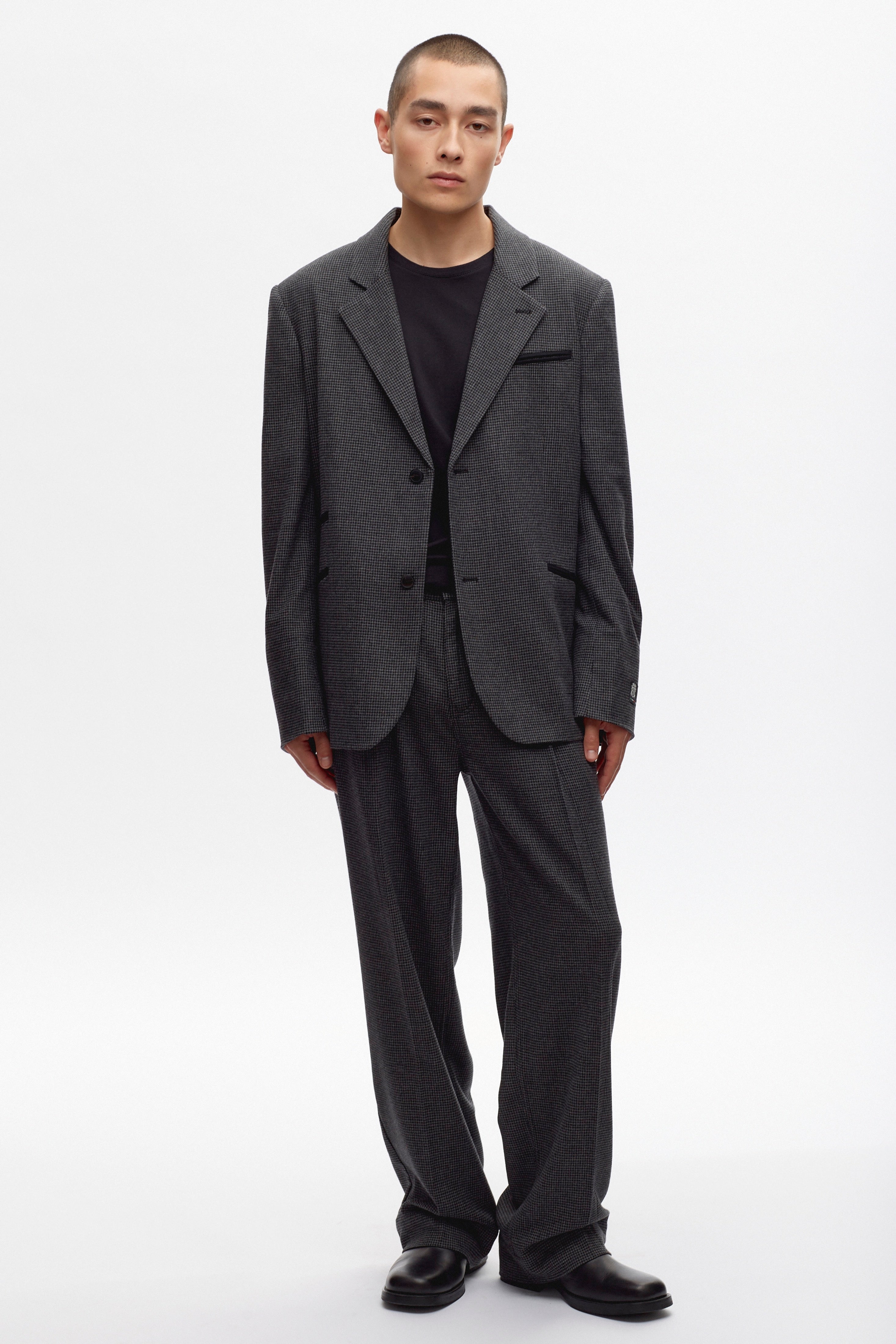 Raphael is 6'0, is a regular M and is wearing a M.