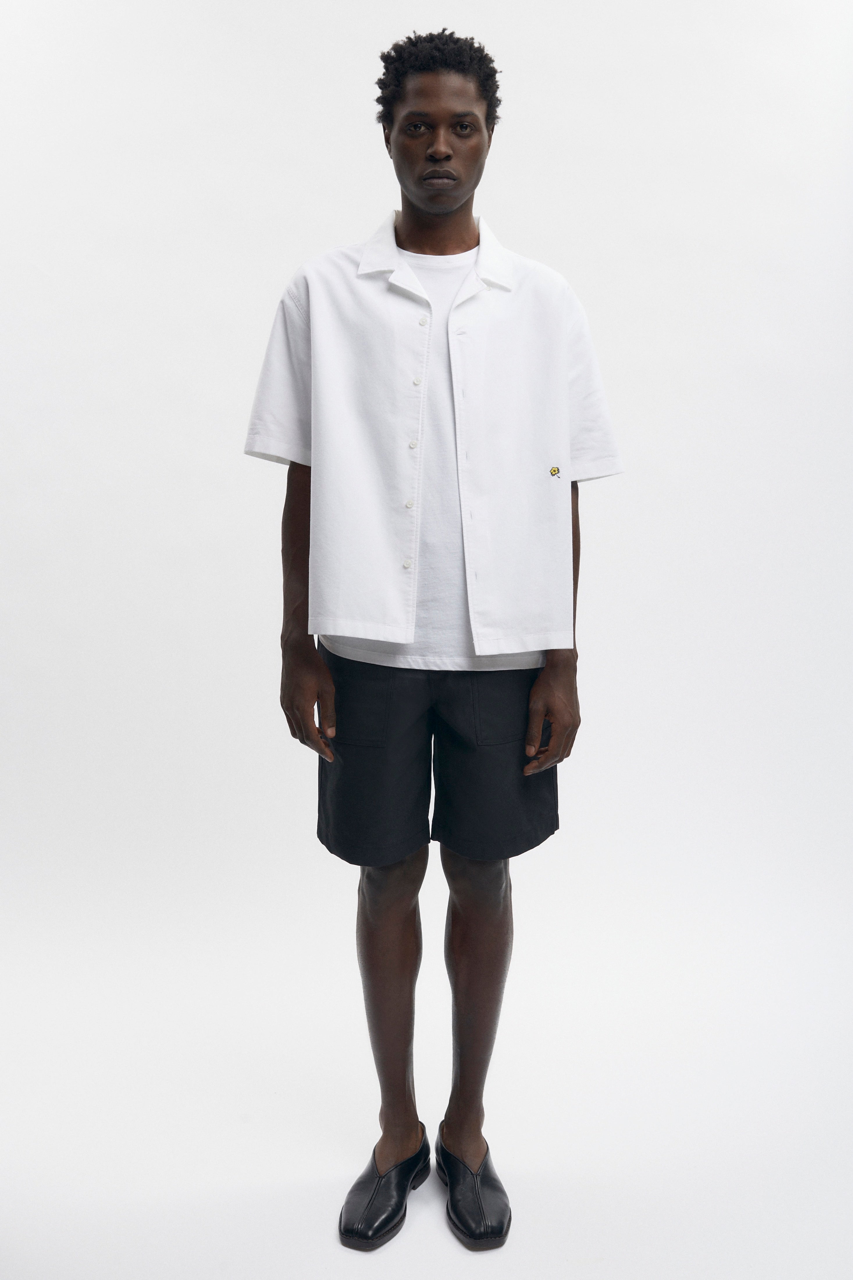 Jonathan is 6’2, a regular 32 and is wearing a 32.