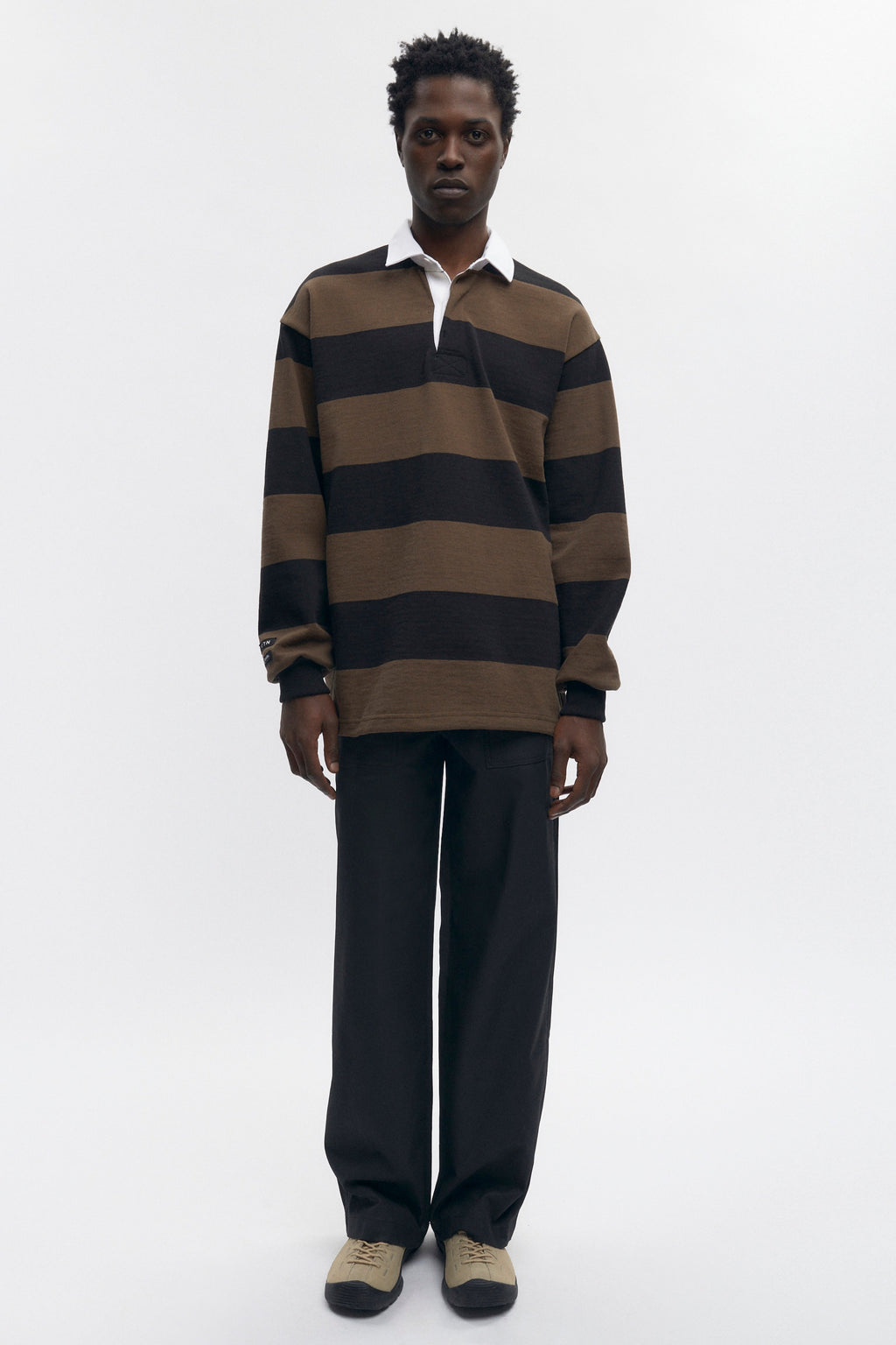 Jonathan is 6’2, a regular 32 and is wearing a 32.