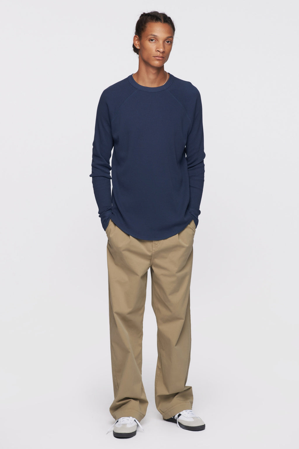 Ethan is 6ft 2in, a regular size S and is wearing a M.