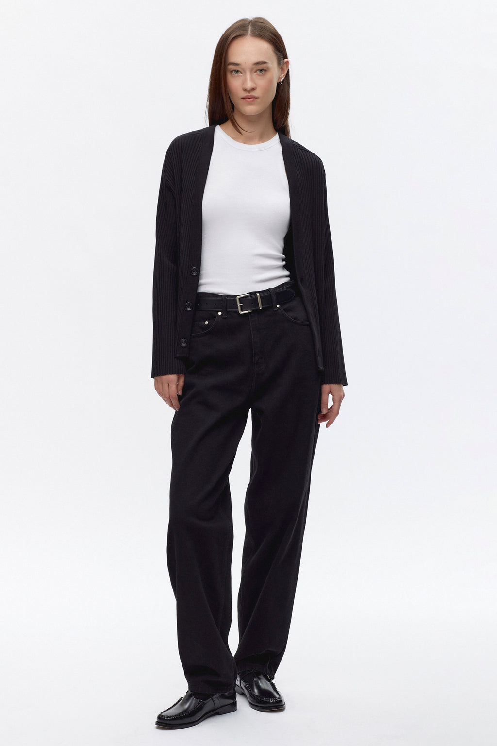 Elizabeth is 5’11" is a regular XS and is wearing an XS.