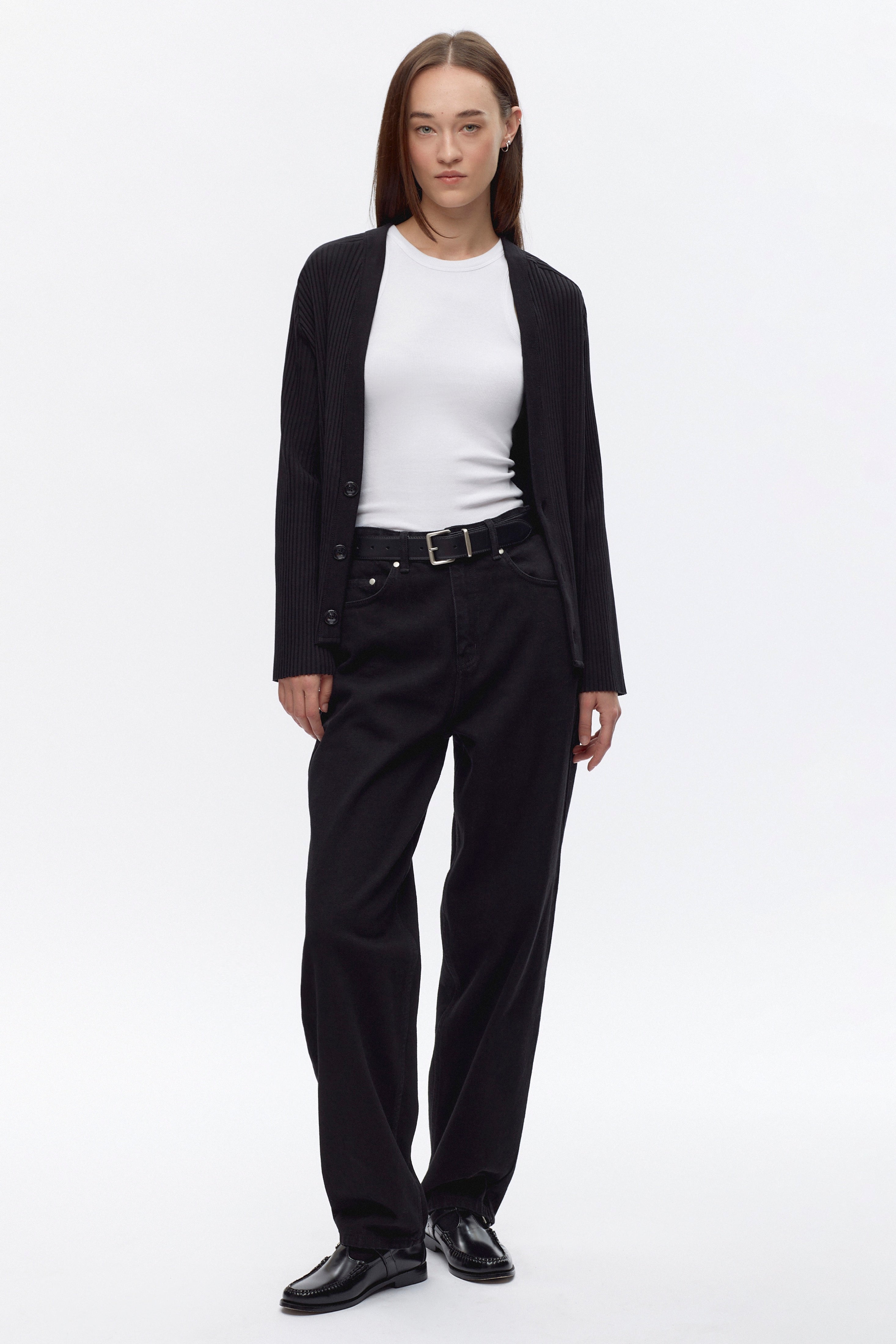 Elizabeth is 5’11" is a regular XS and is wearing an XS.