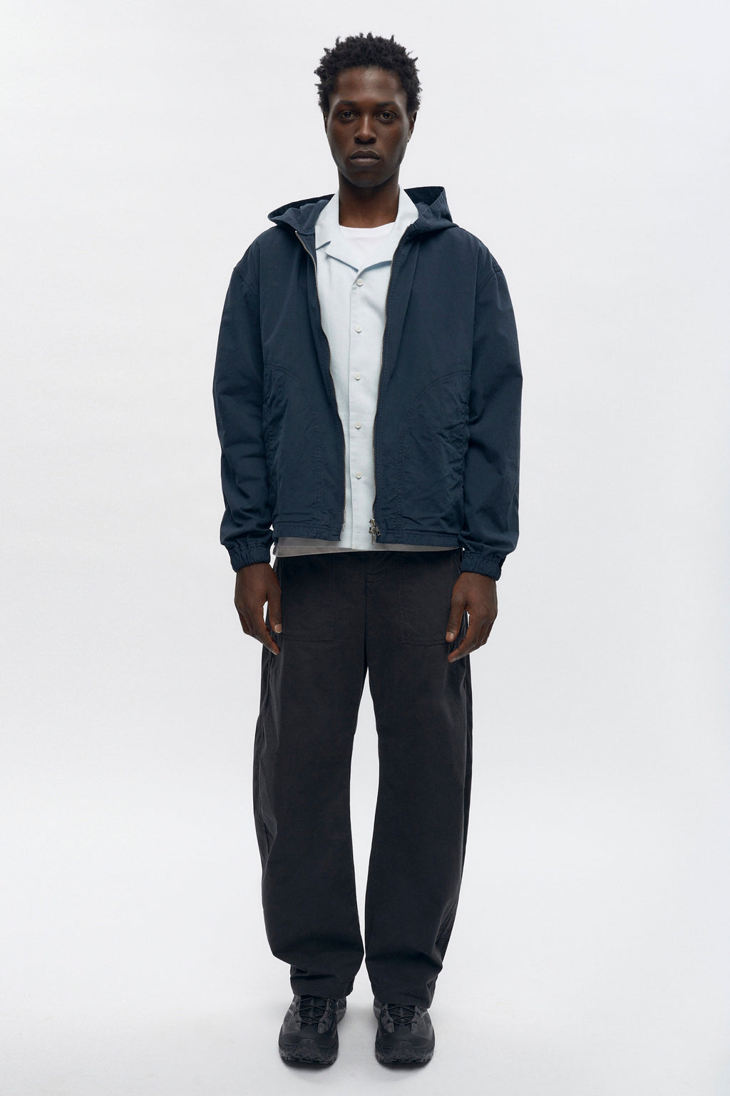 Jonathan is 6’2, a regular L and is wearing a L.