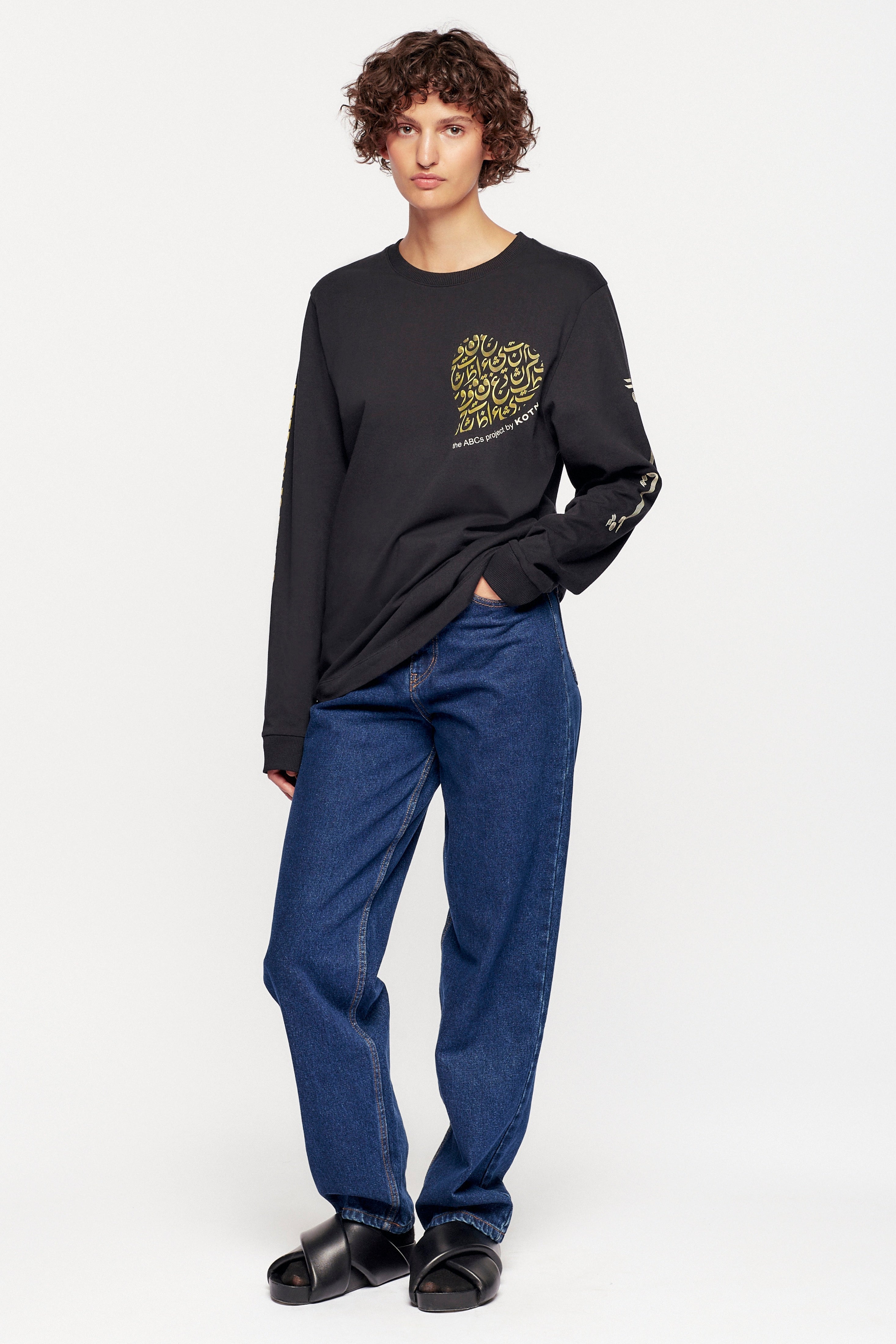 Chey is 5ft 9in, a regular size S and wearing a S.