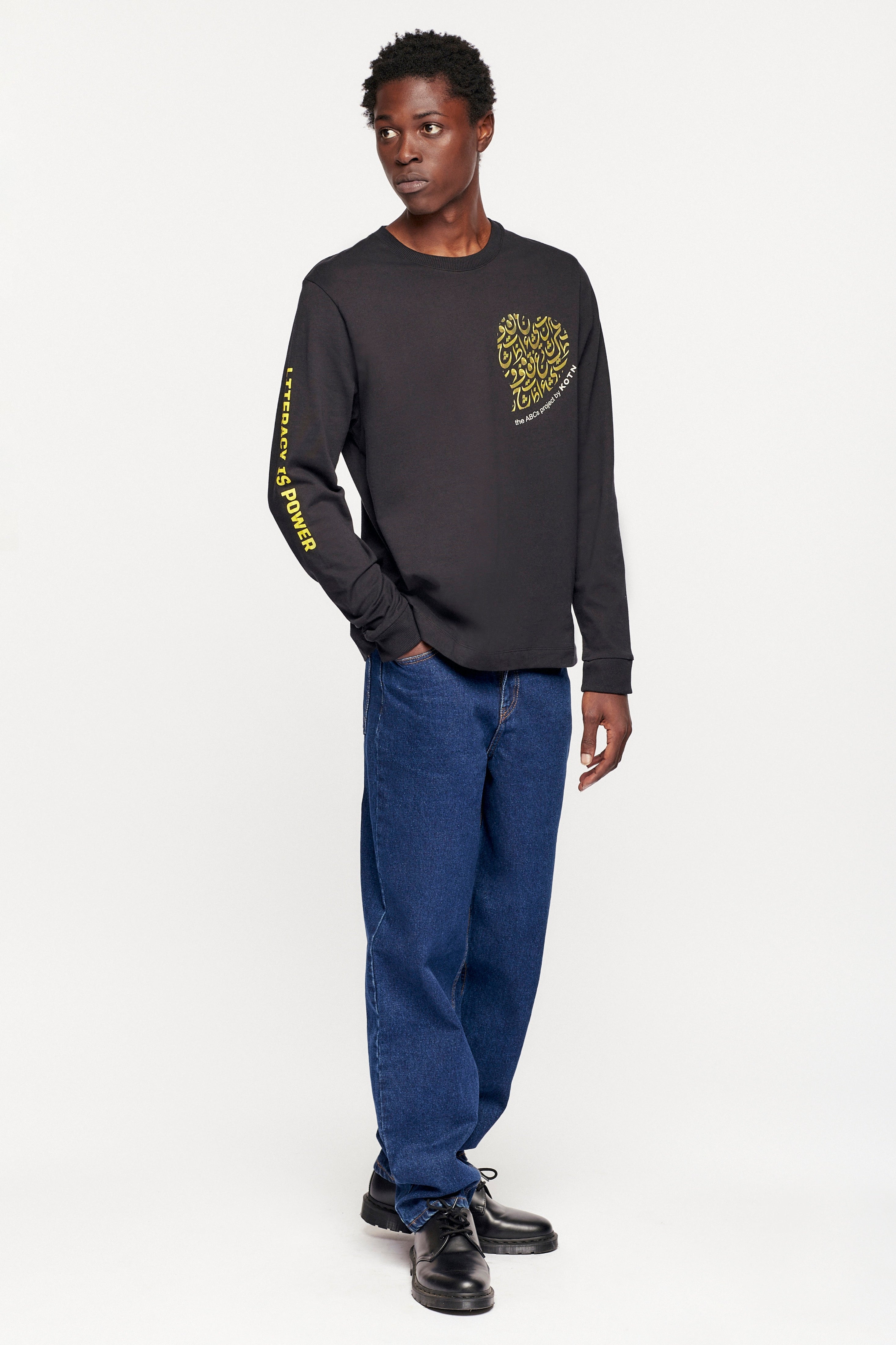 Jonathan is 6ft 2in, a regular size M and wearing a M. 