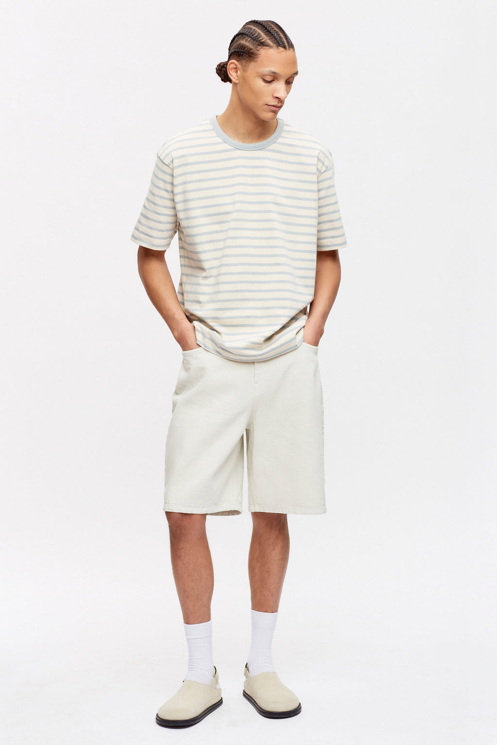 Ethan is 6ft 2in, a regular size 30 and wearing a 30.