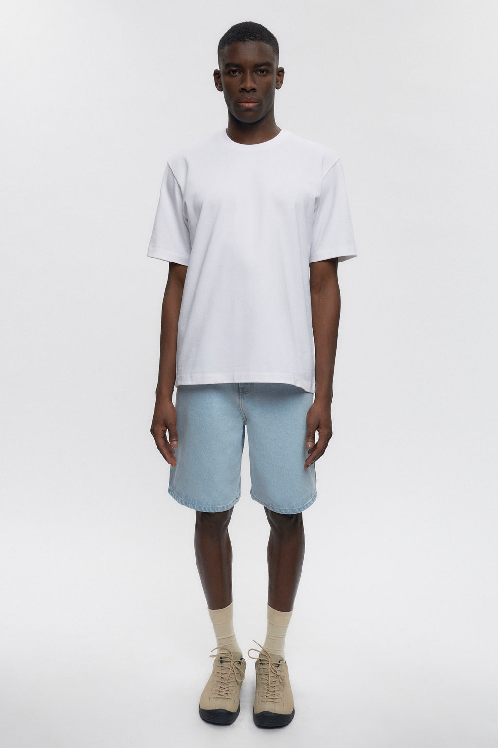 Karl is 6'2" is a regular 32 and is wearing a 32. 