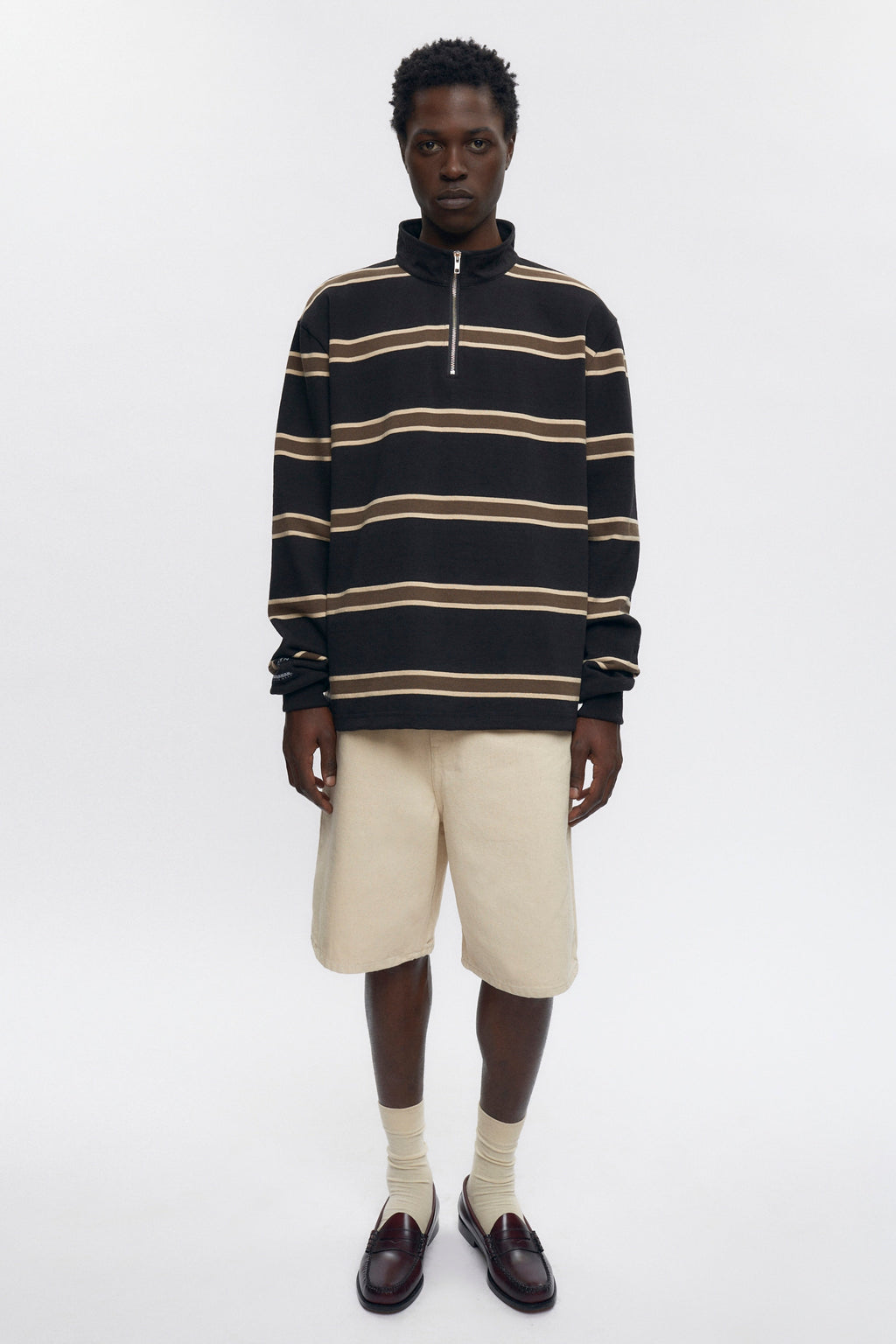 Jonathan is 6’2, a regular 32 and is wearing a 32.