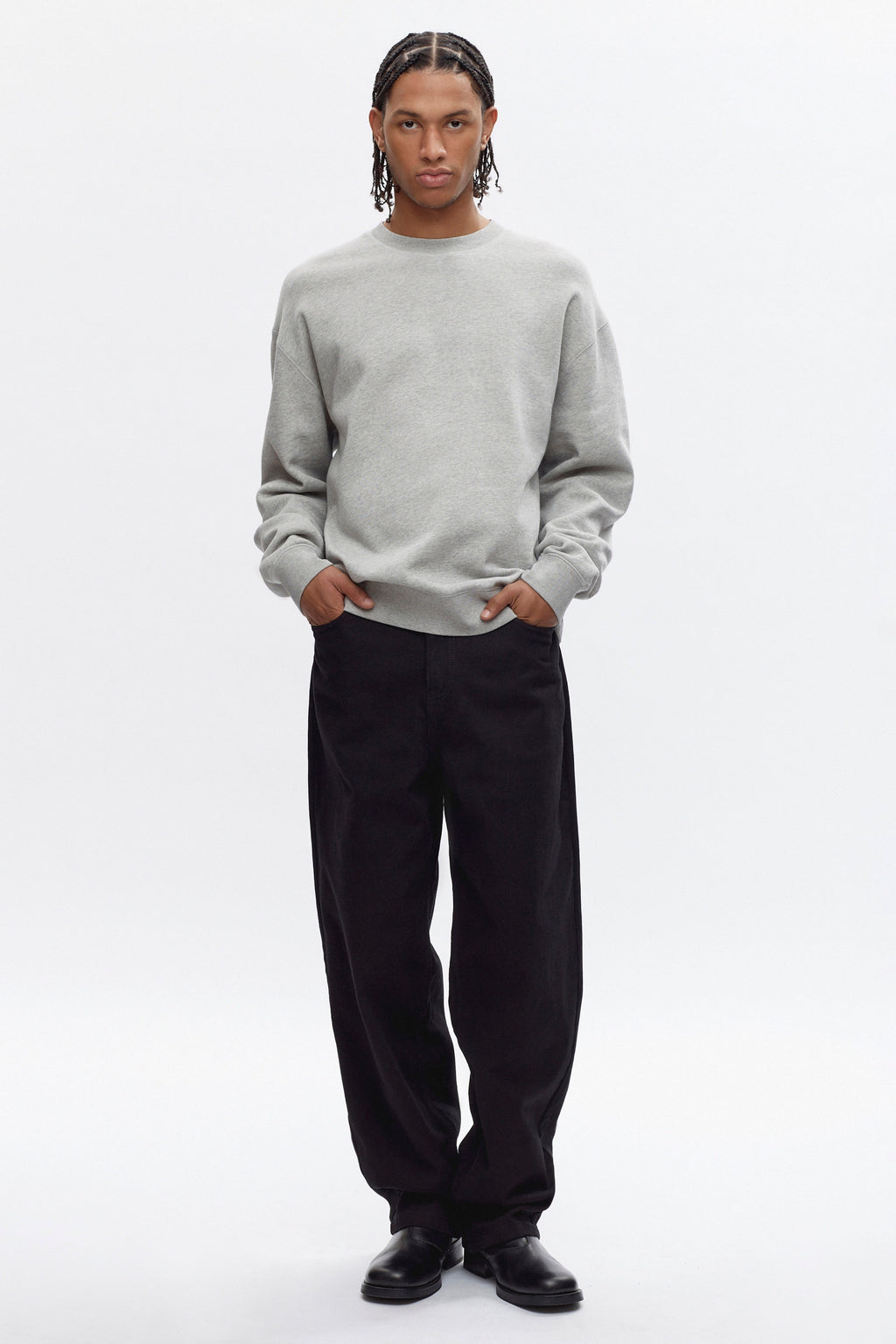 Ethan is 6ft 3in, a regular size 32 and wearing a 32/32.