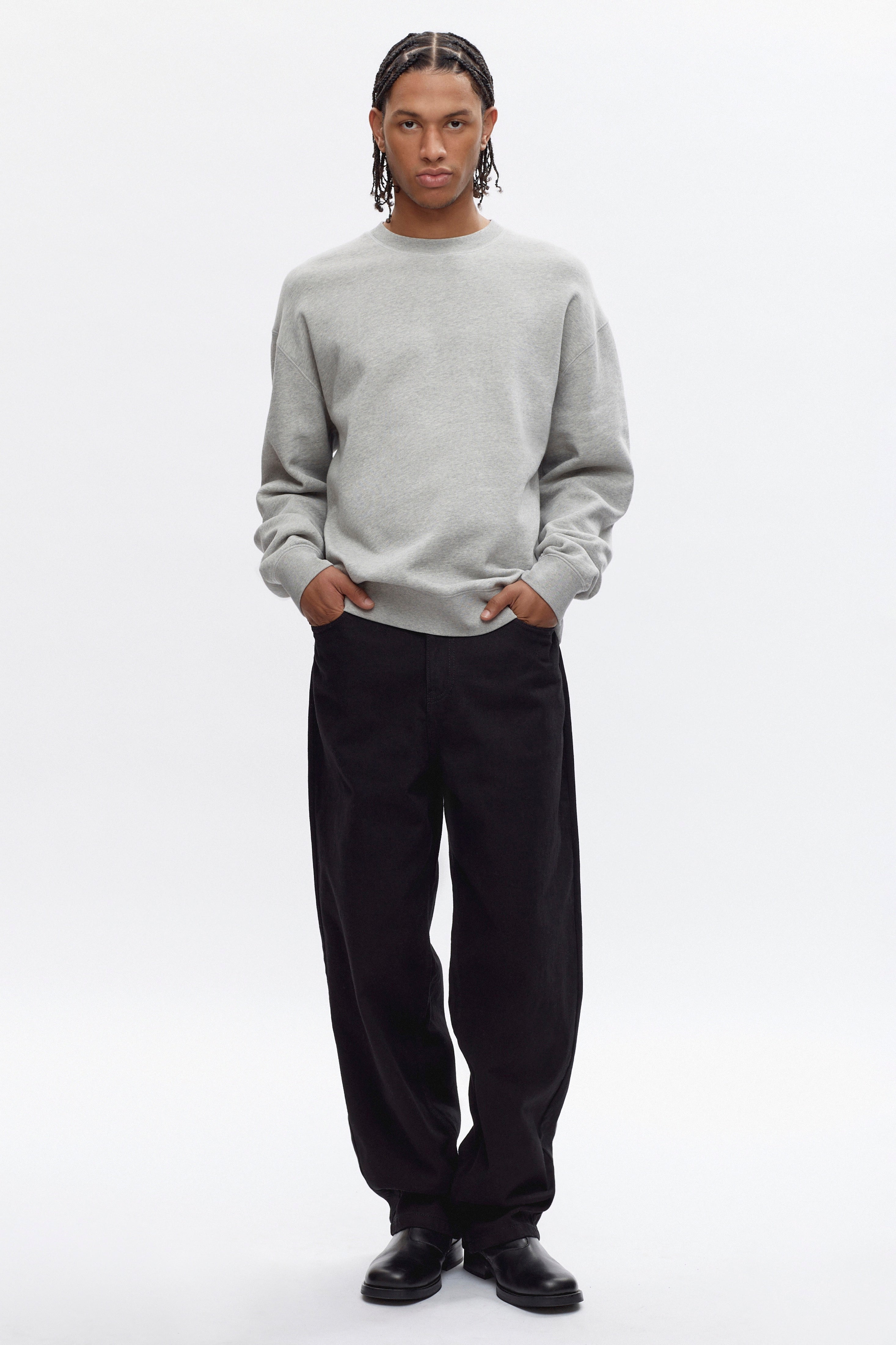 Ethan is 6ft 3in, a regular size 32 and wearing a 32/32.