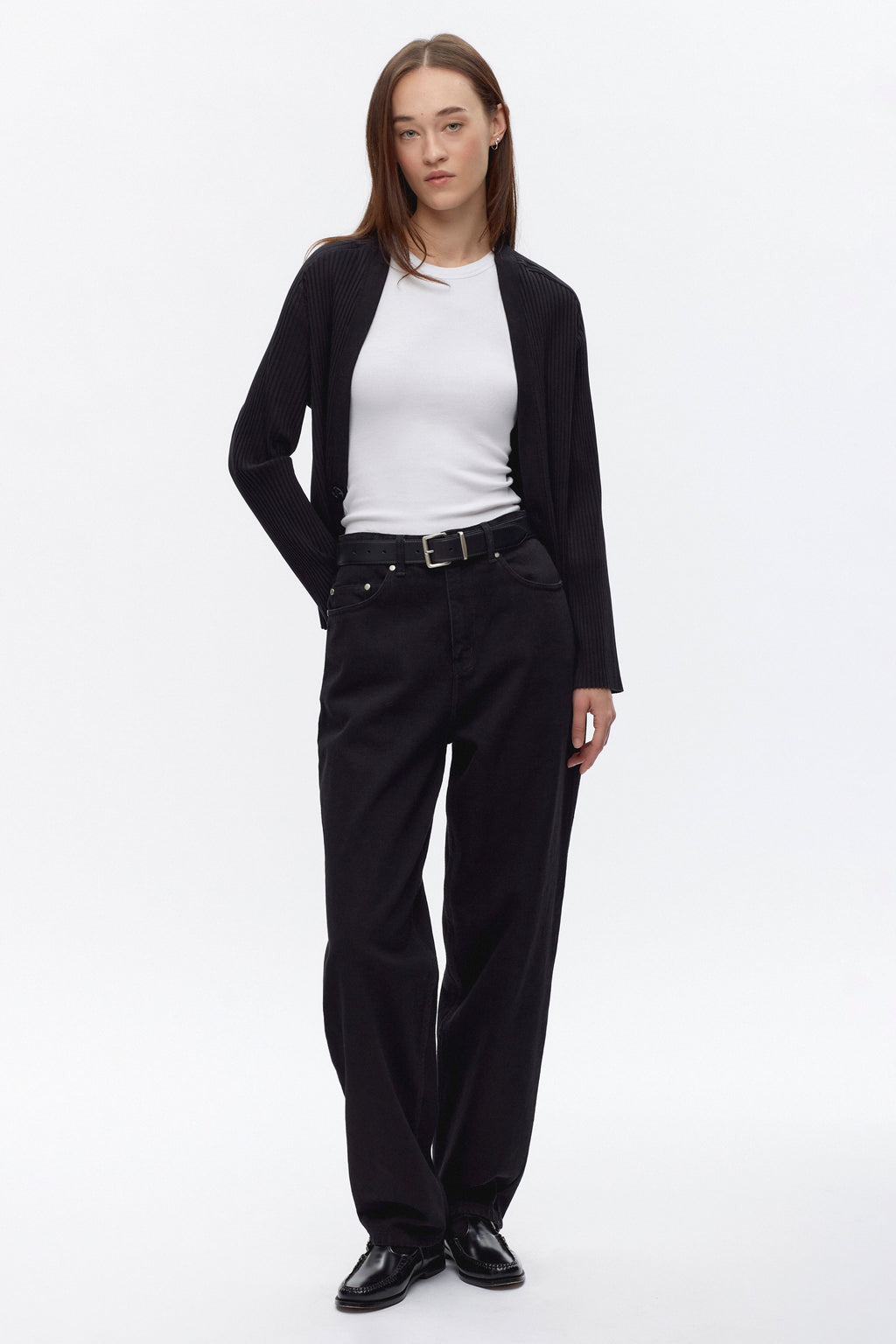 Elizabeth is 5.11" is a regular 25 and is wearing a 26/32.