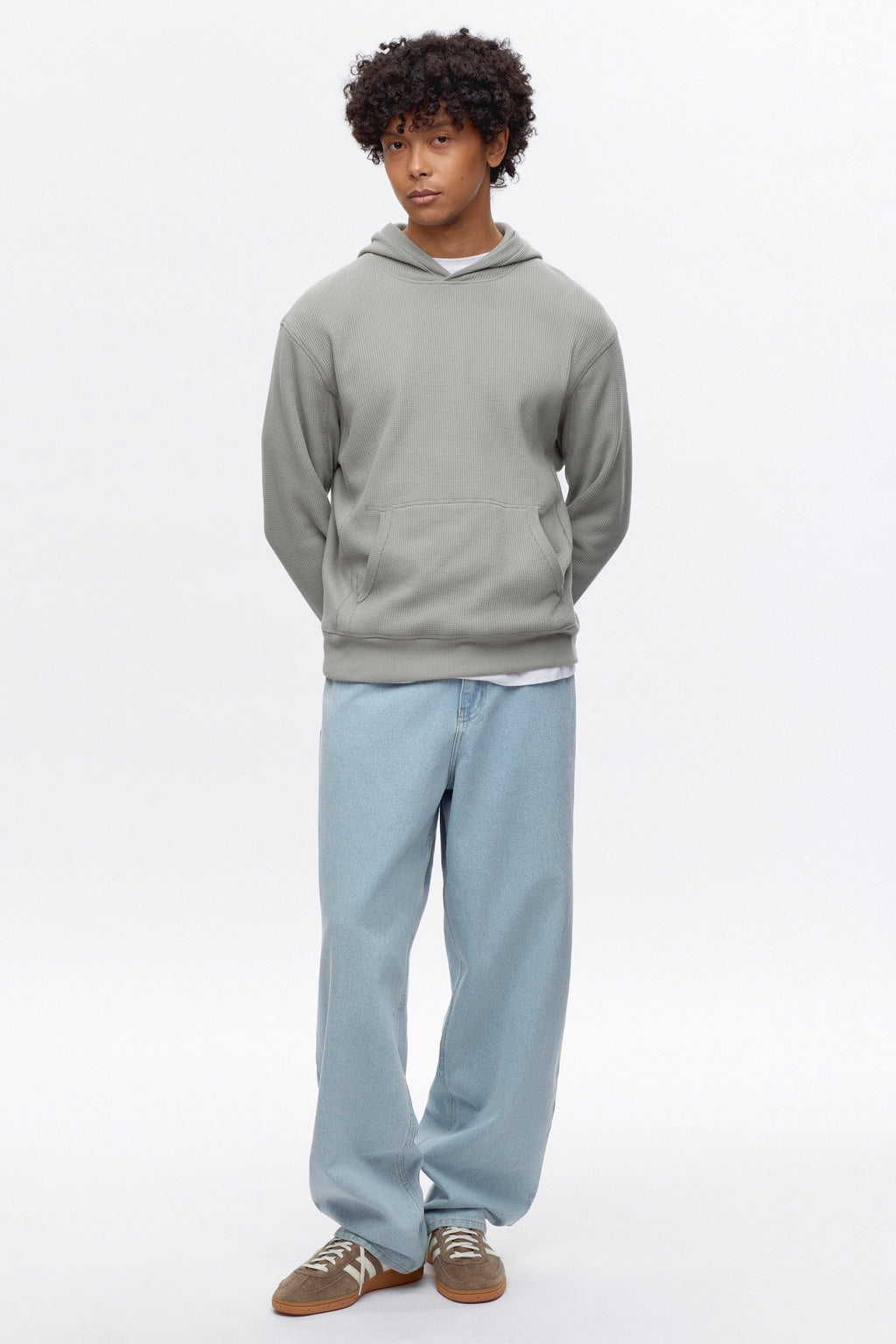 Cameron is 6 ft 0in, a regular size 30, and wearing size 30/32.