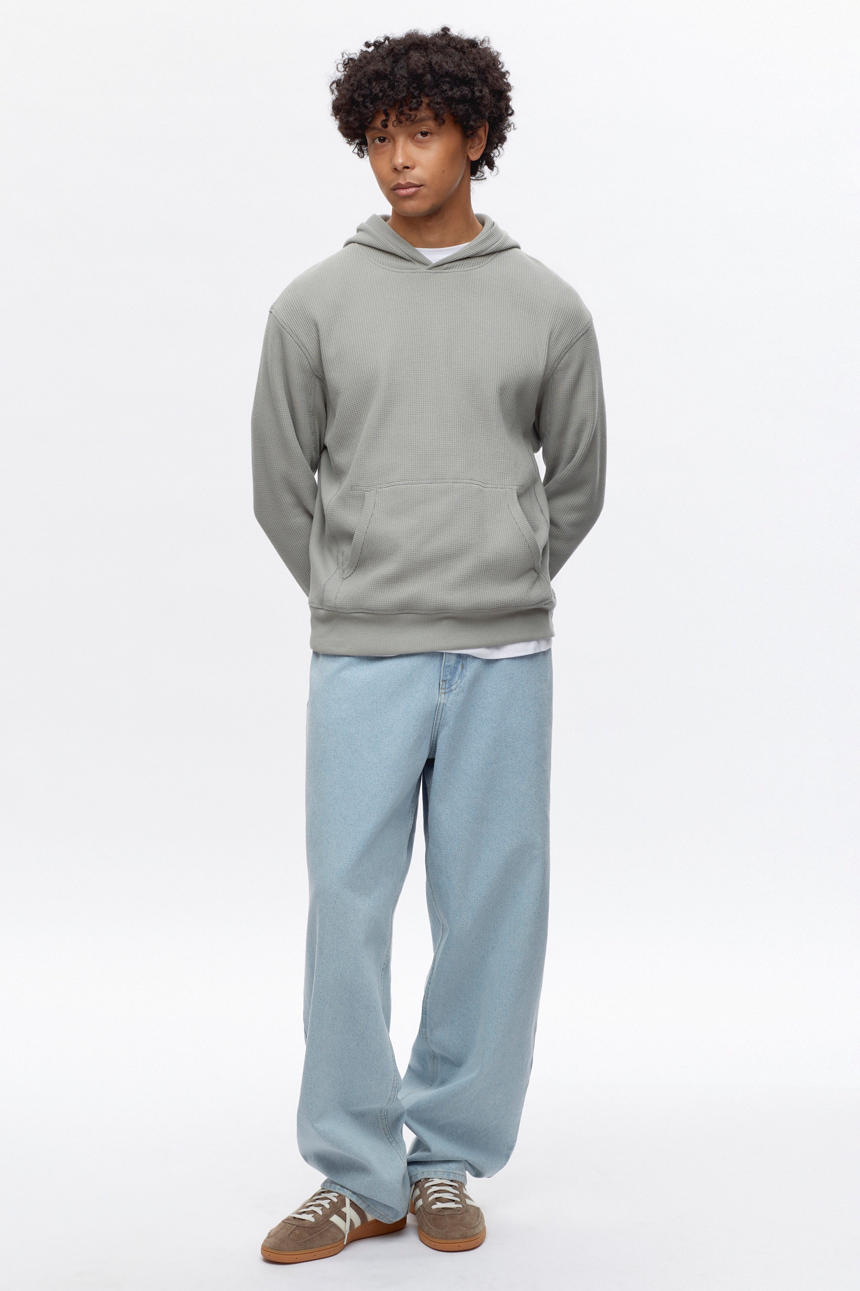 Cameron is 6 ft 0in, a regular size 30, and wearing size 30/32.