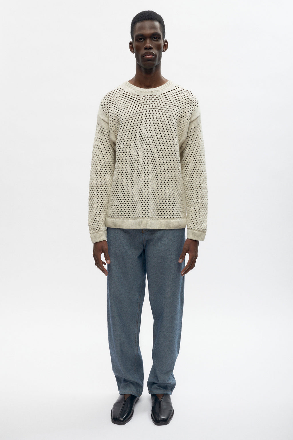 Abraham is 6ft is a regular M and is wearing a 30/32. 