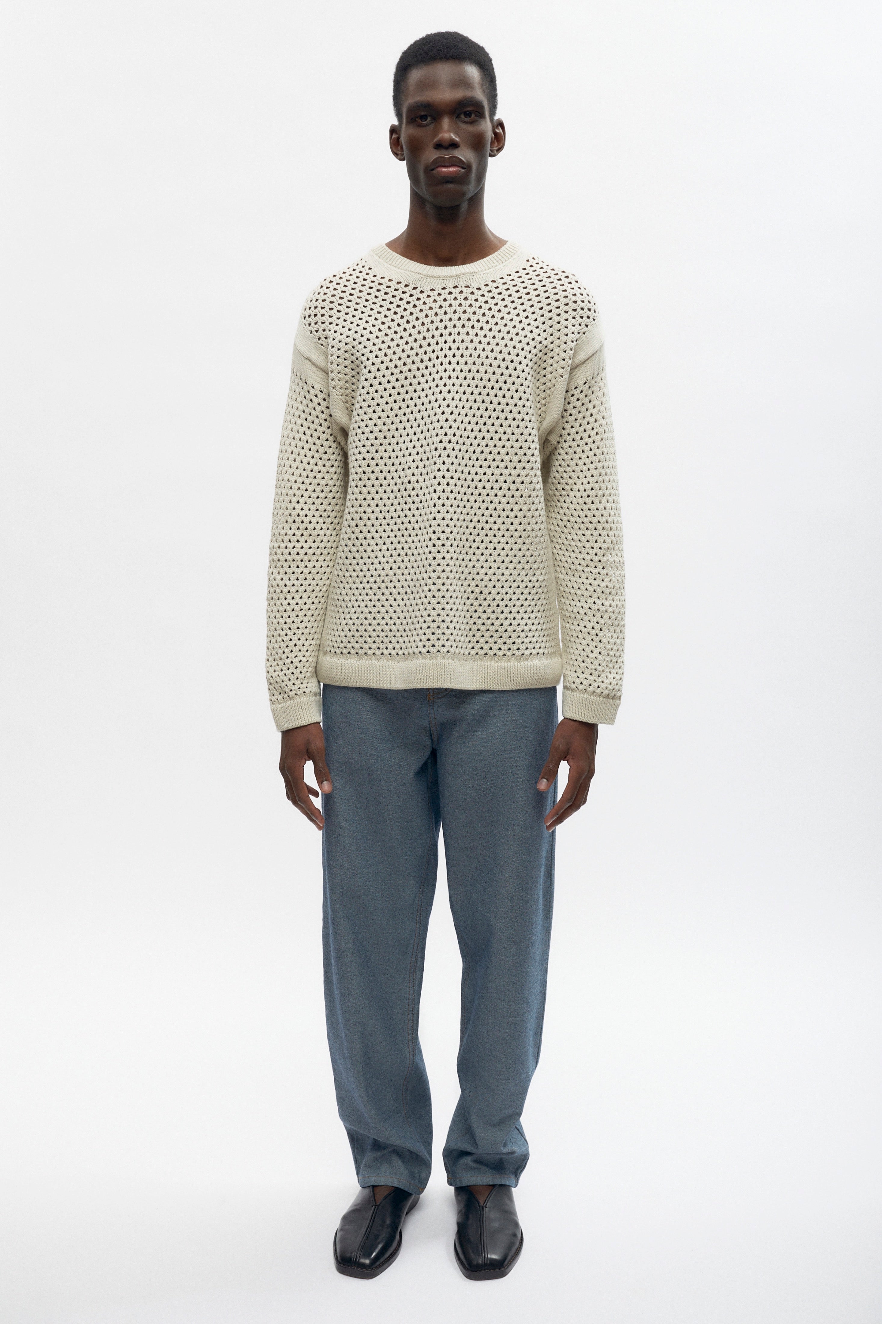 Abraham is 6ft is a regular M and is wearing a 30/32. 