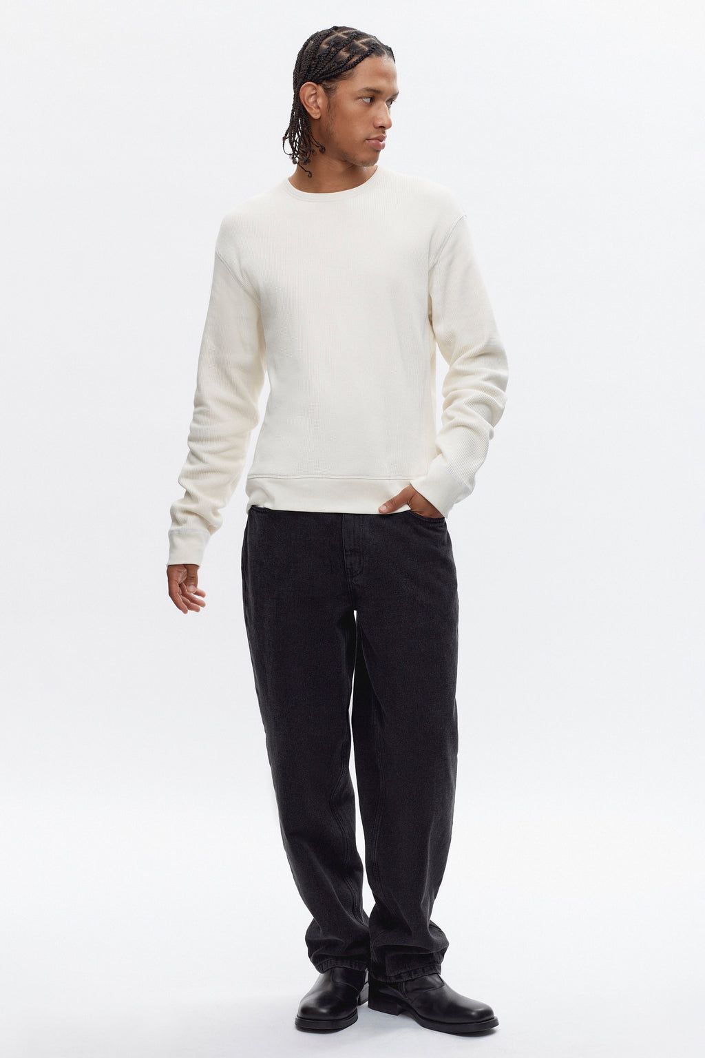 Ethan is 6ft 3in, a regular size 32 and wearing a 32/32.