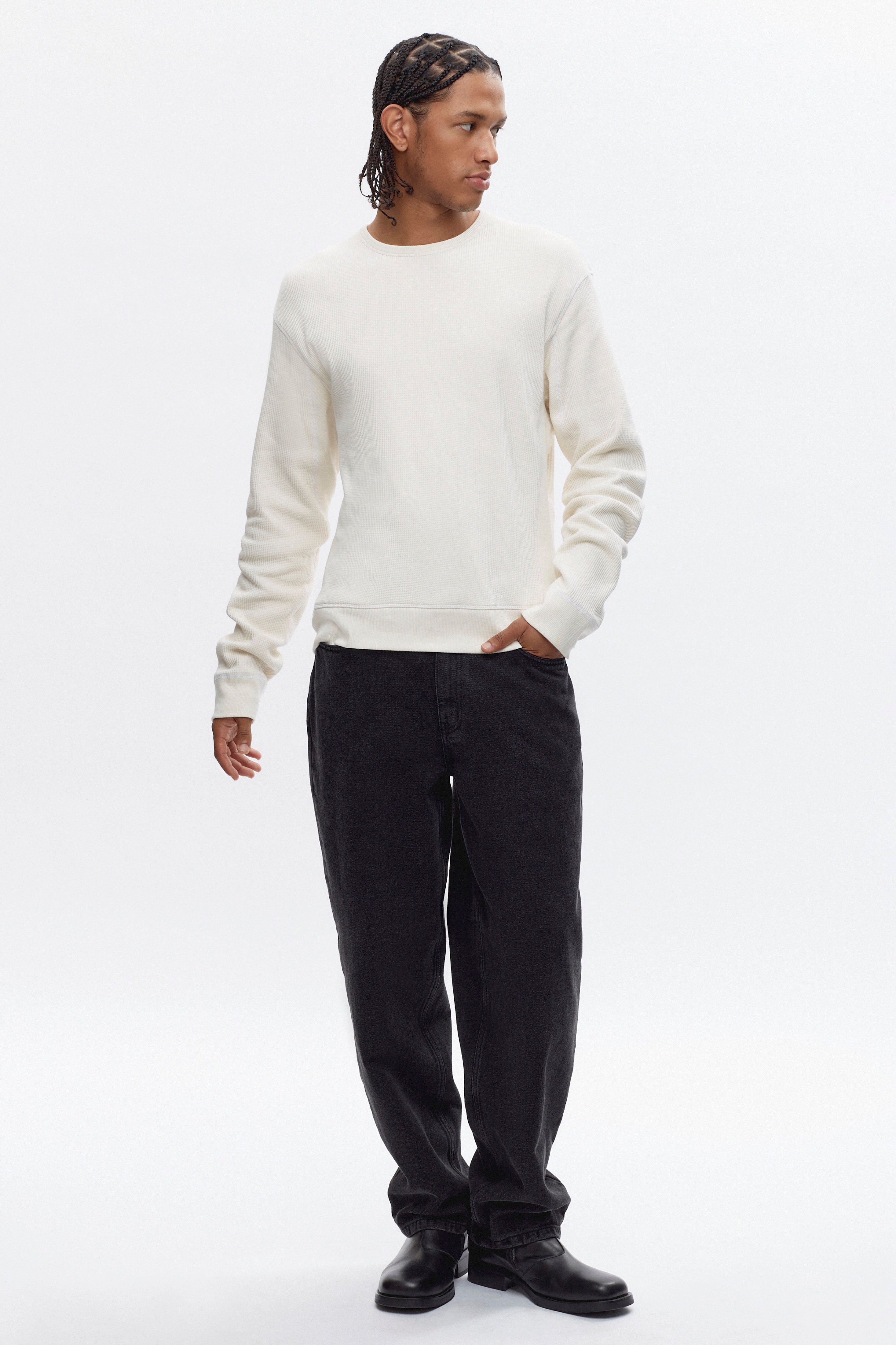 Ethan is 6ft 3in, a regular size 32 and wearing a 32/32.