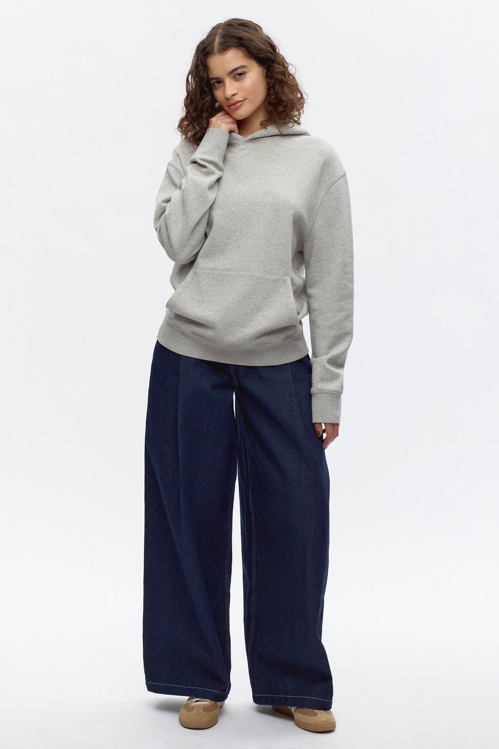 Elizabeth is 5’9, is a regular S and is wearing an S.