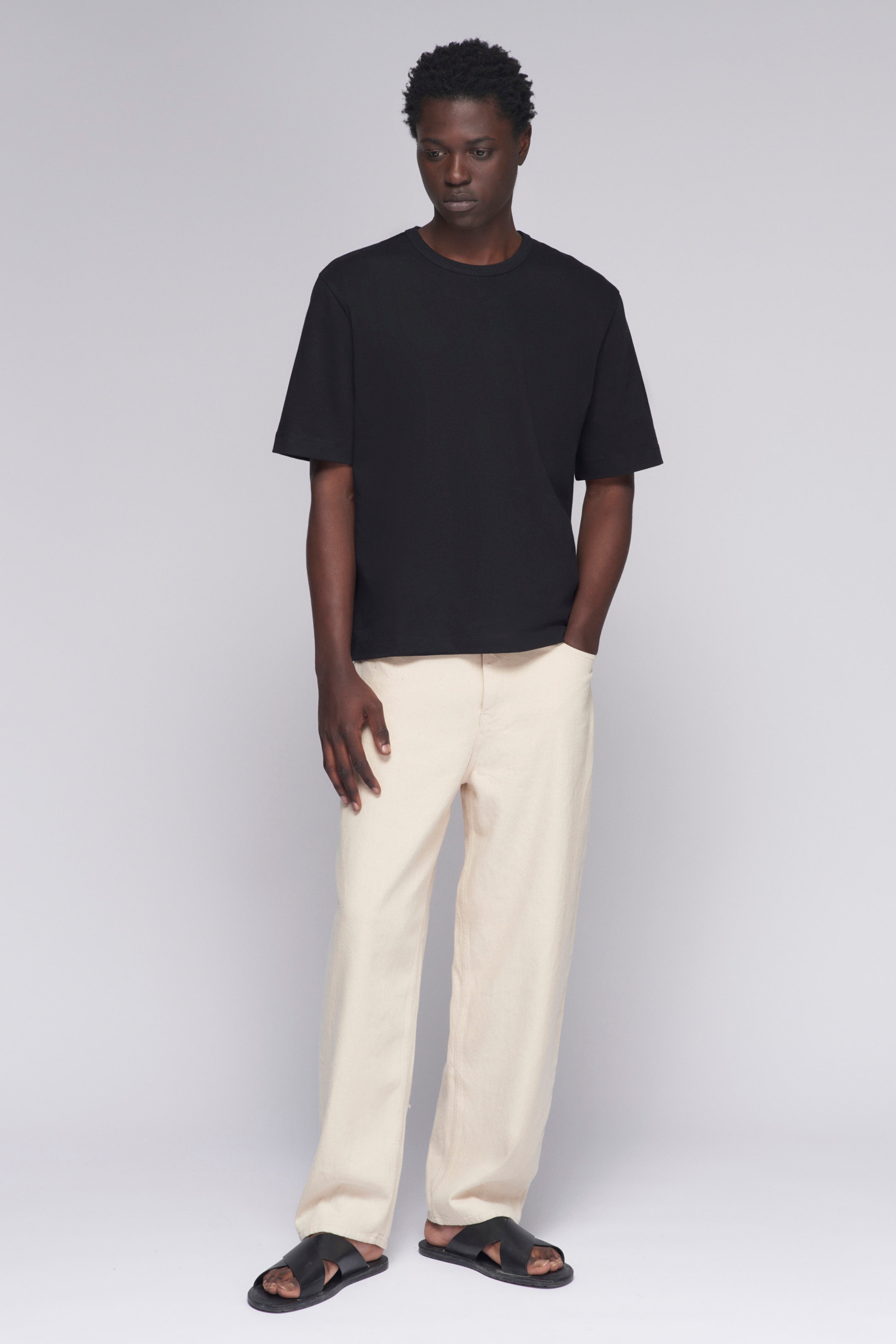 Jonathan is 6ft 2in, a regular size M and wearing a M.